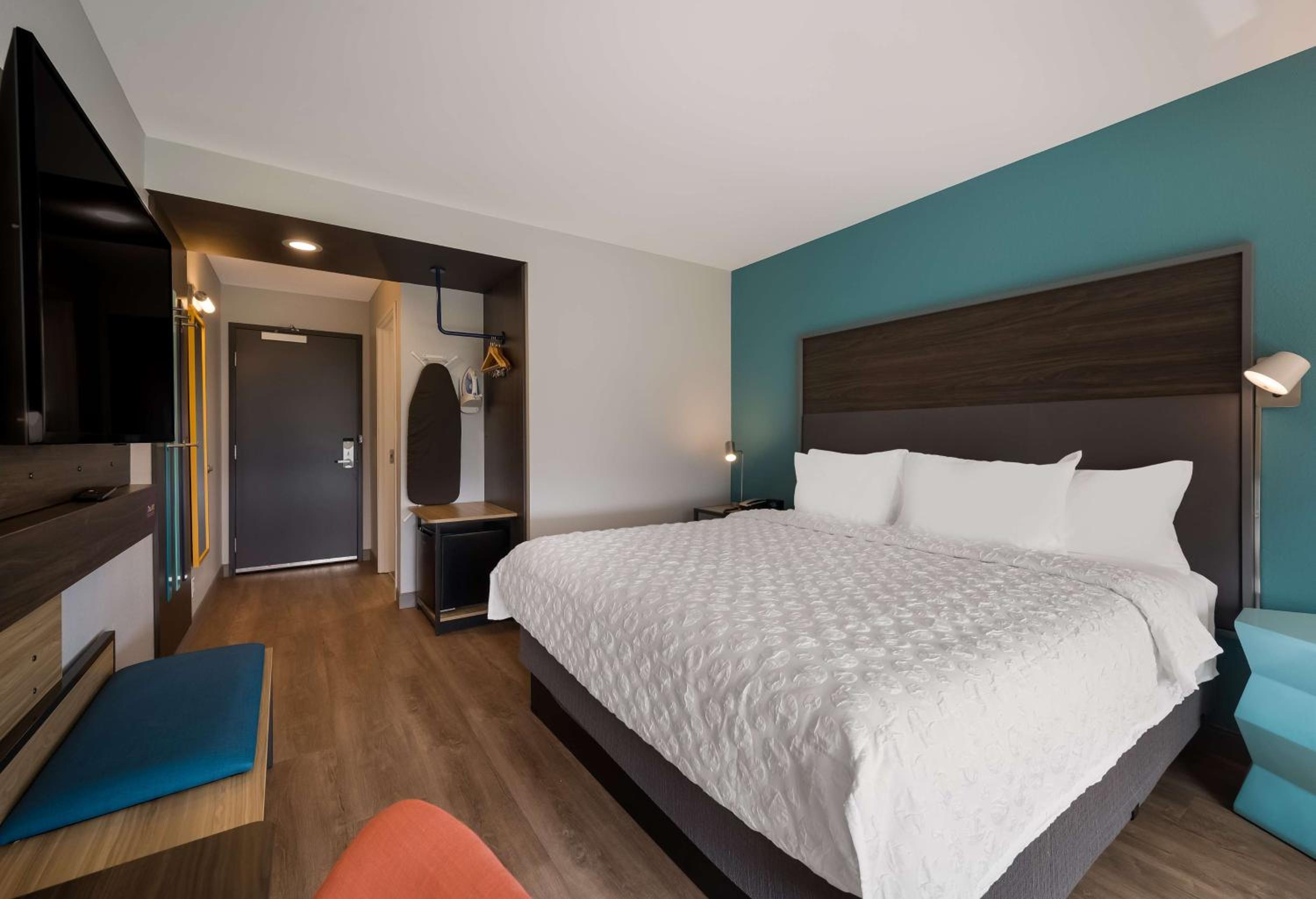 King Room with Walk-In Shower - Photo 4