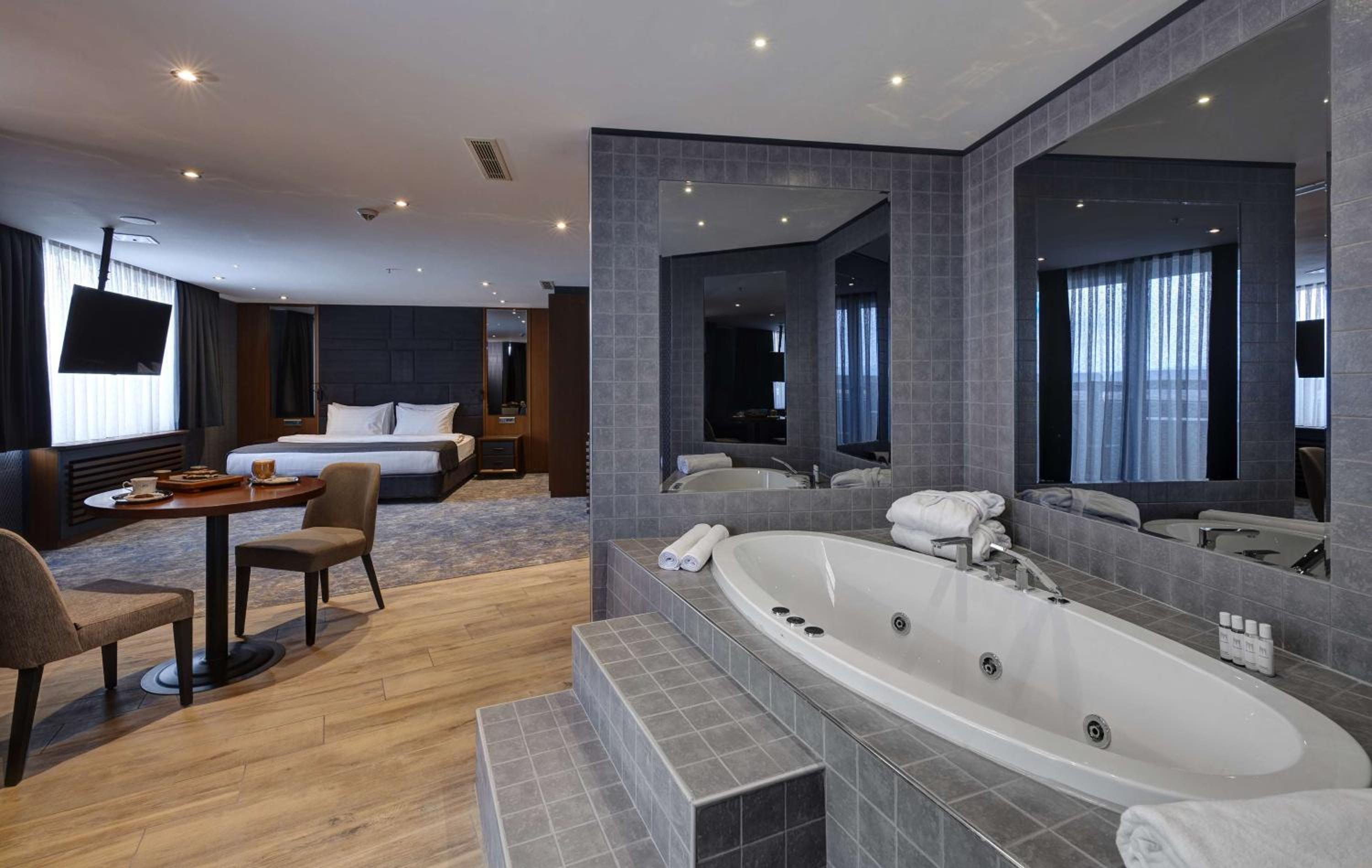 Junior Suite with Terrace - Photo 10