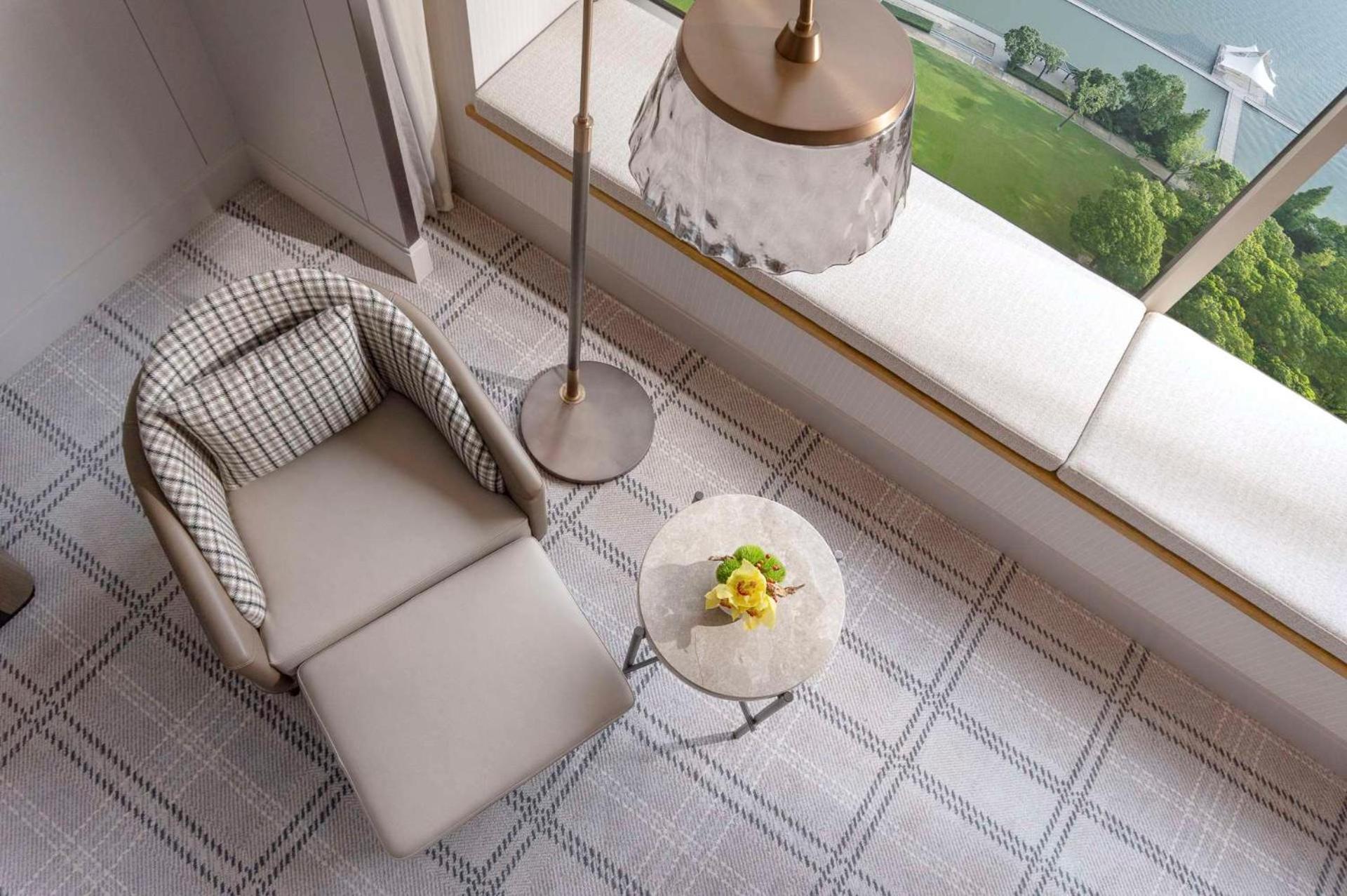 Premier Deluxe Lakeview King - Photo 2