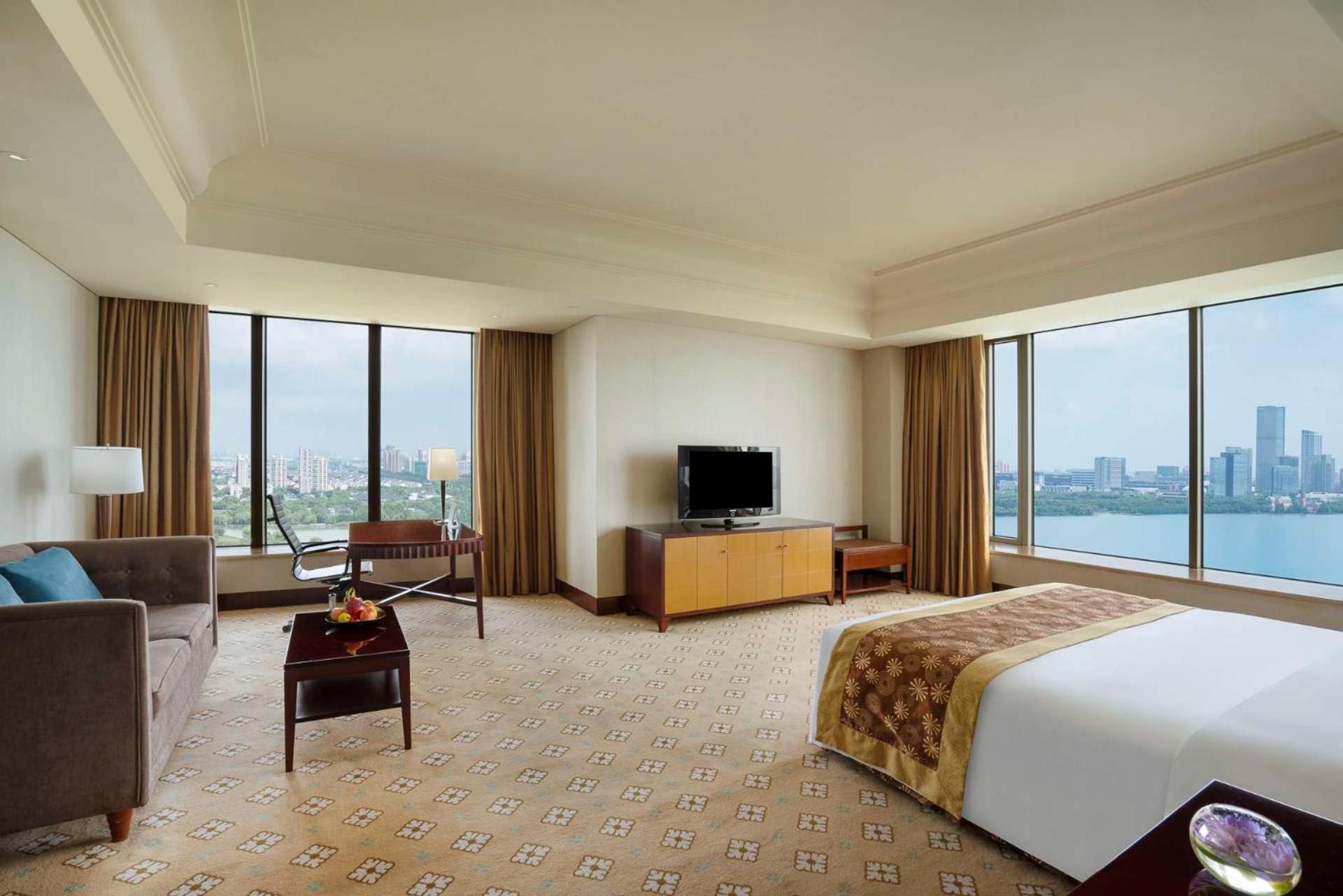Executive Suite - Photo 2