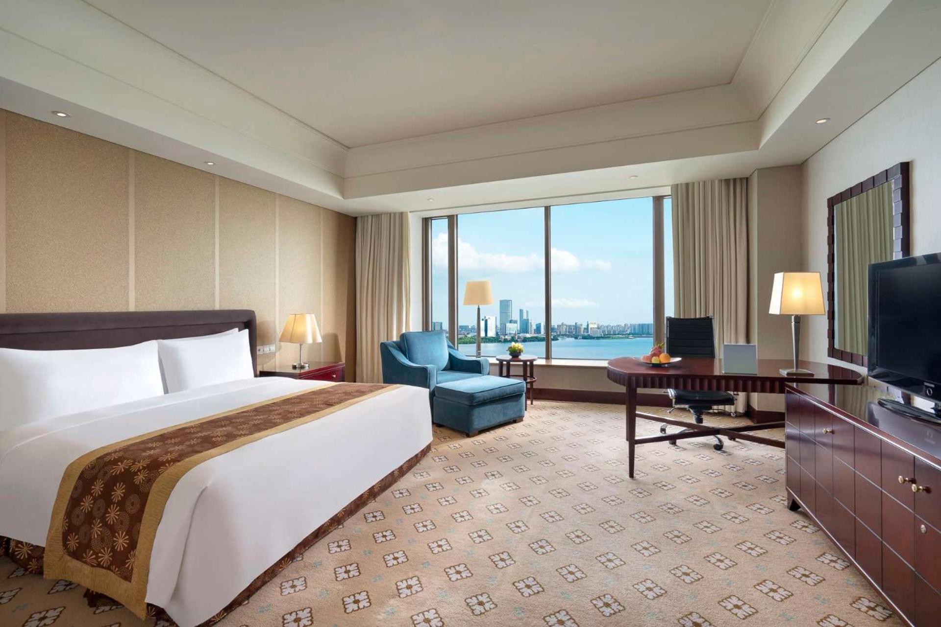Executive Lake View King Room - Photo 1