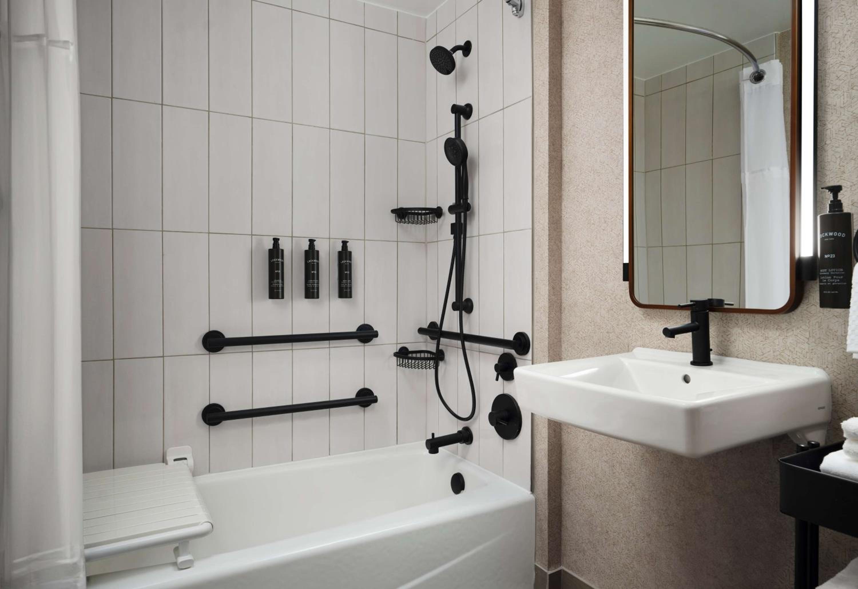 King Room with Bath Tub - Mobility Access photo 2