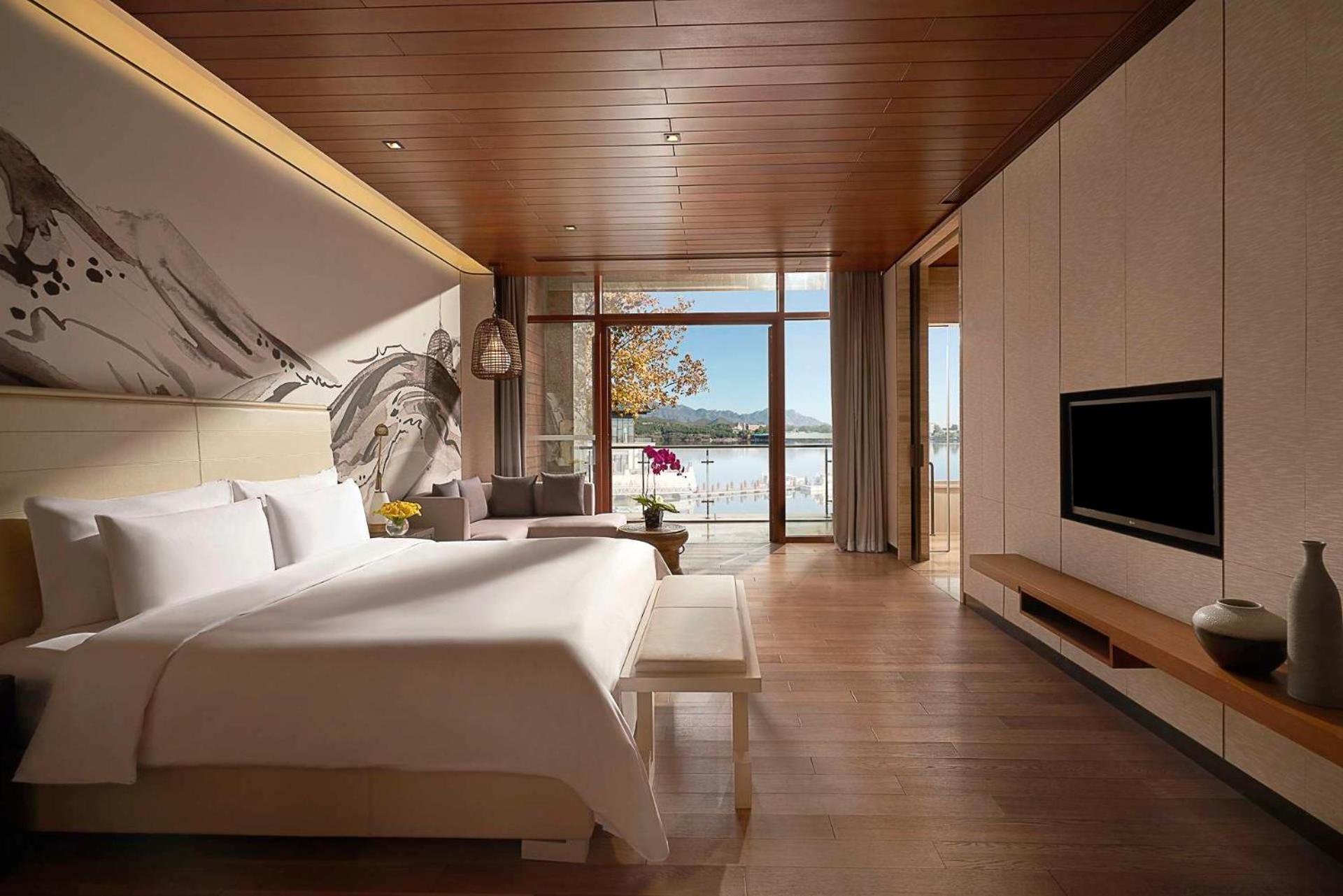 Grand Deluxe Lake View King Room