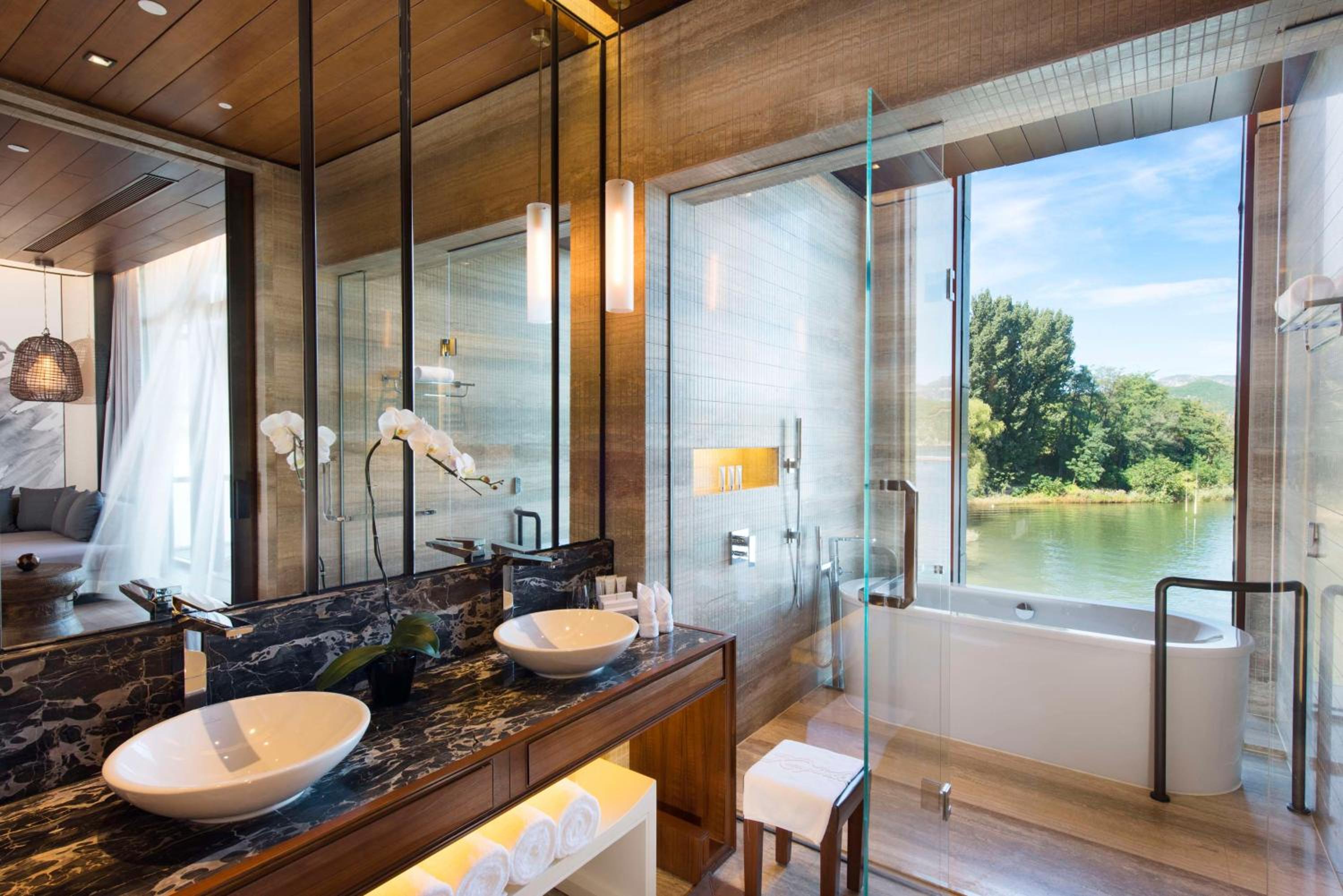 Lake View Suite photo 2