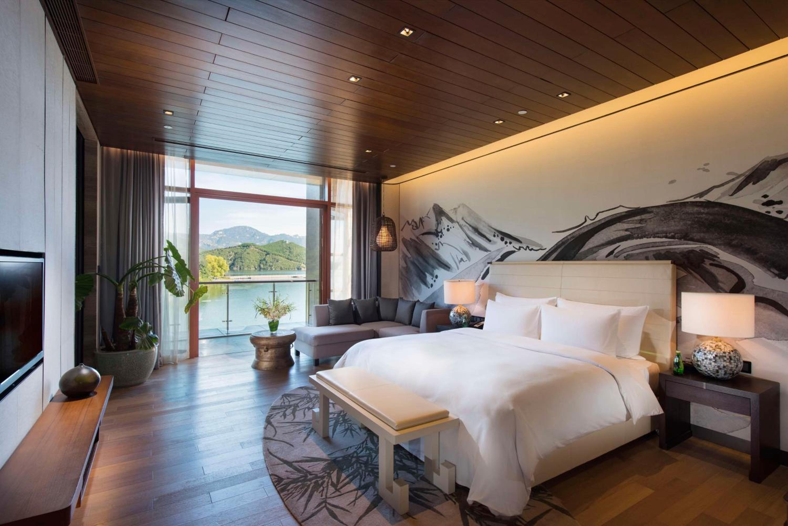 Lake View Suite