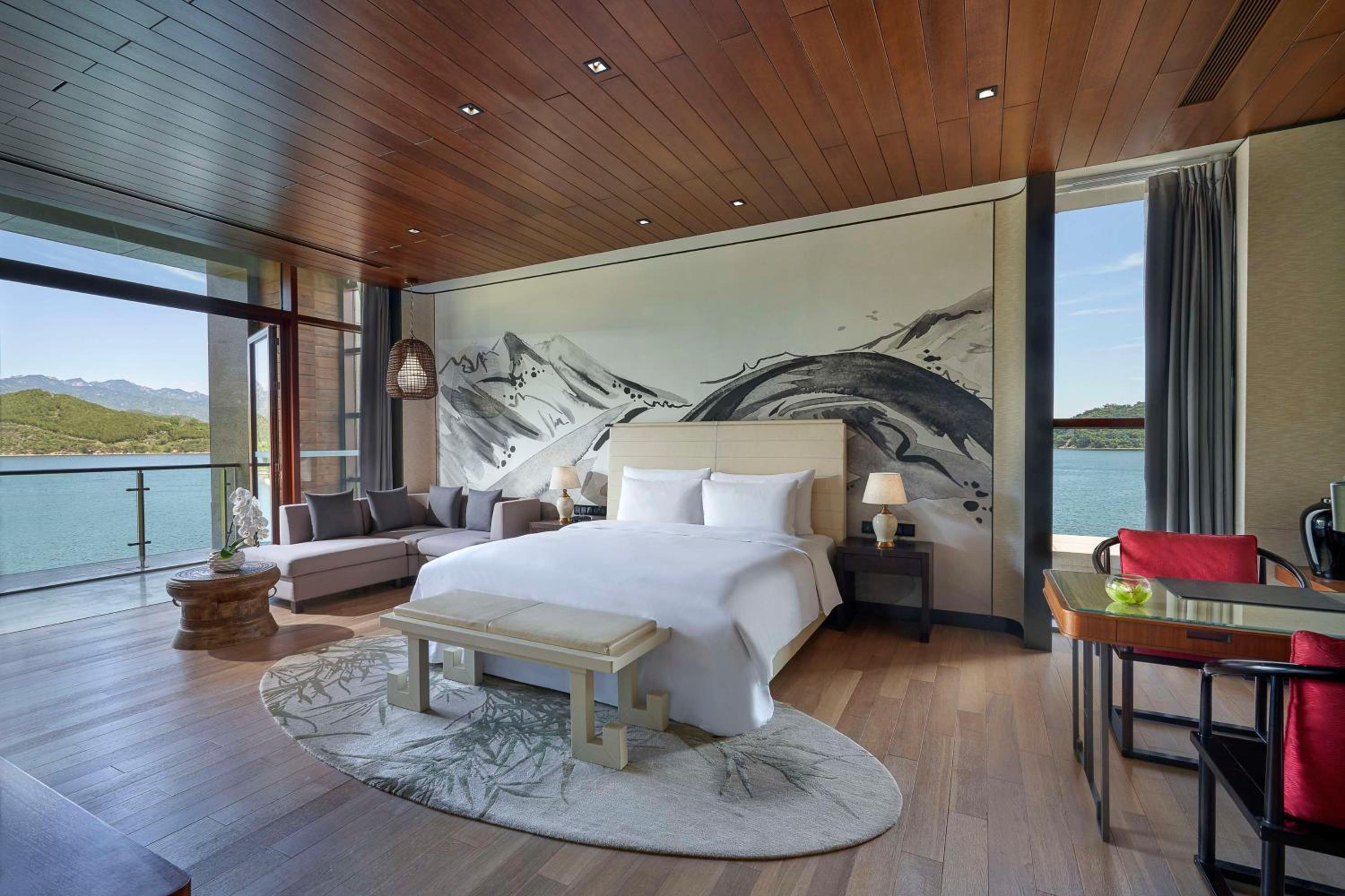 Lake View Suite photo 3