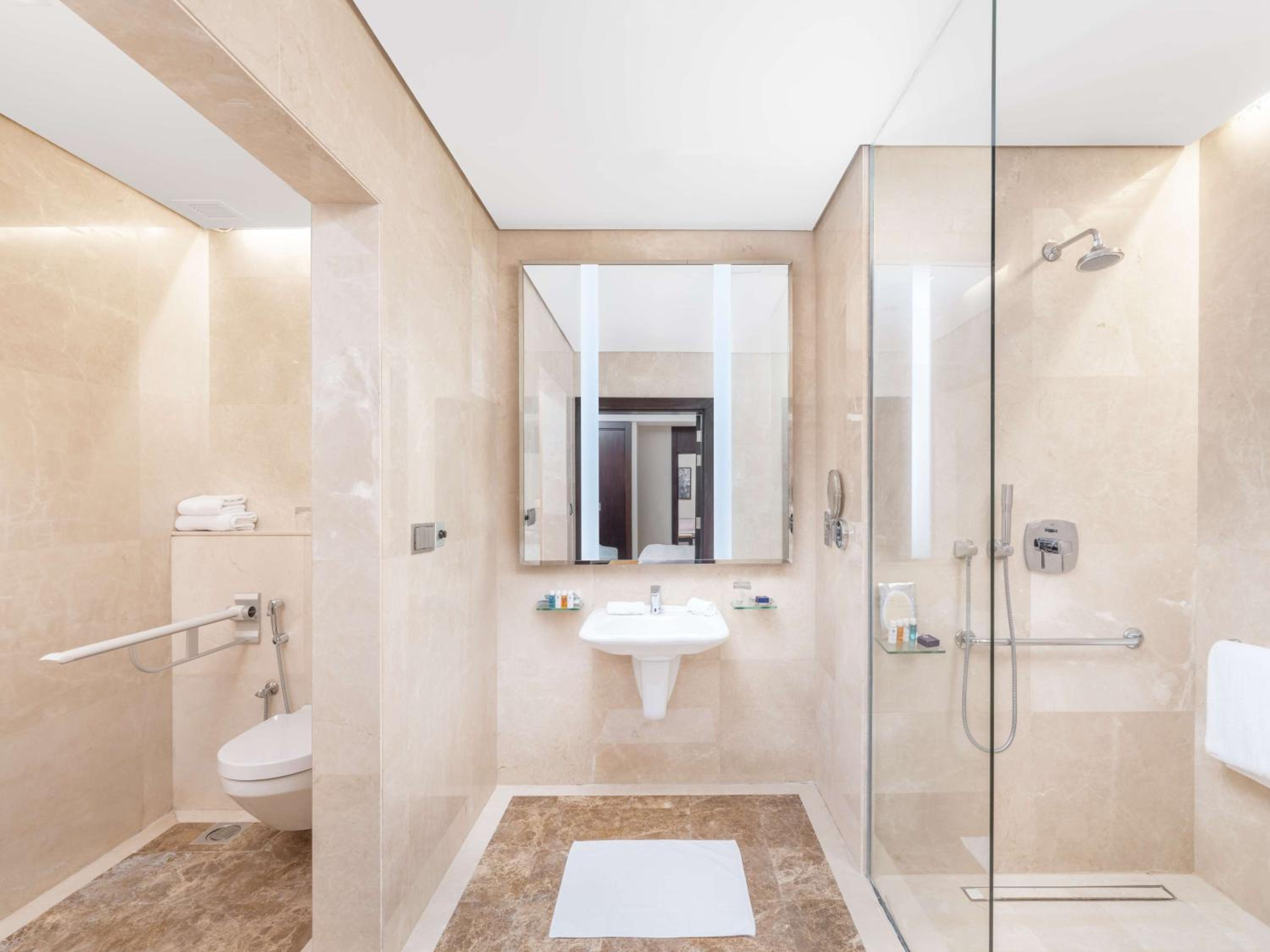 One-Bedroom King Suite - Disability Accessible - Photo 4