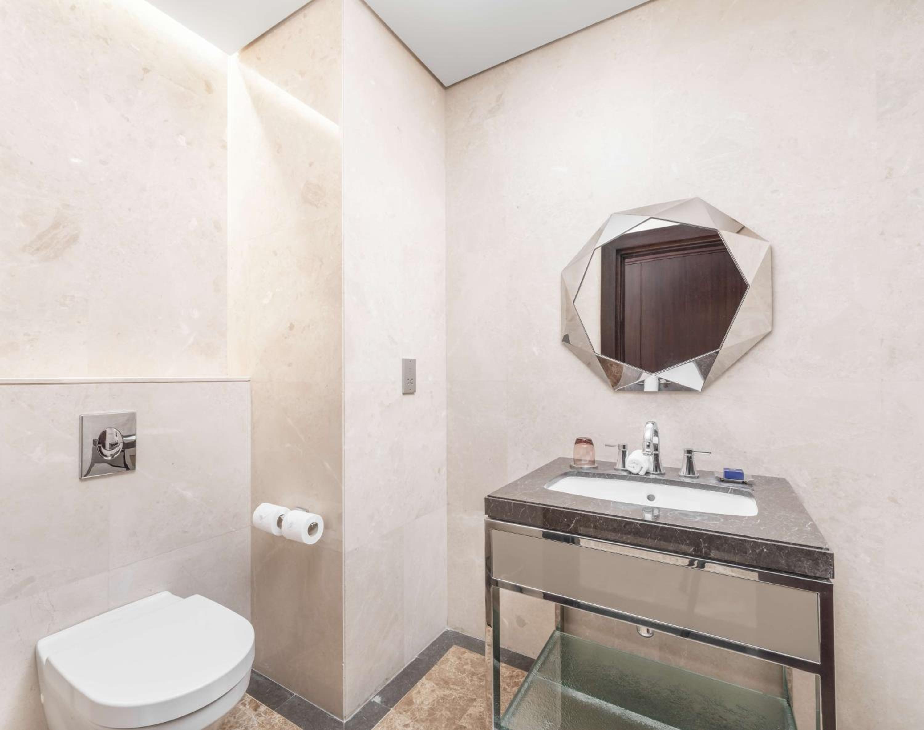 Deluxe One-Bedroom King Suite - Photo 4