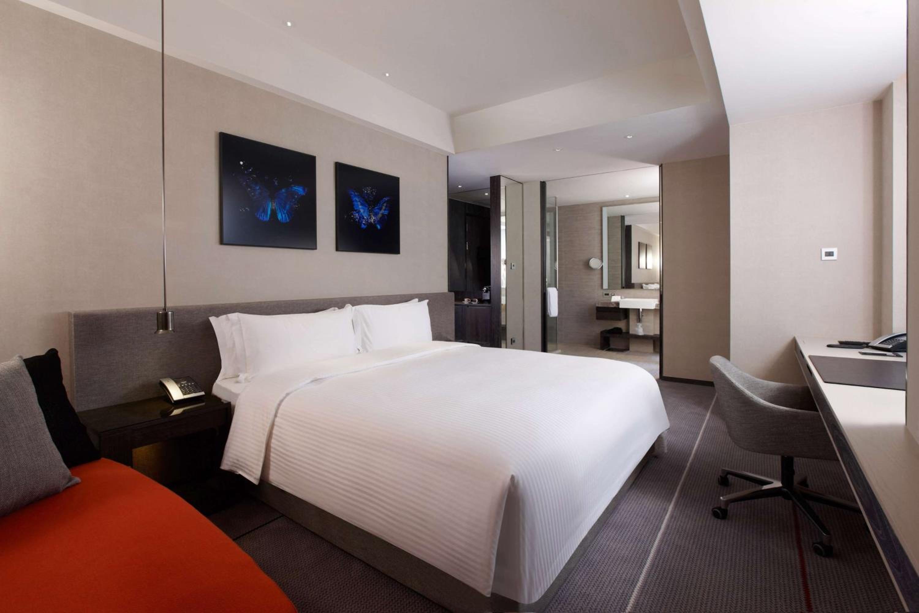 Premium King Room - Photo 2