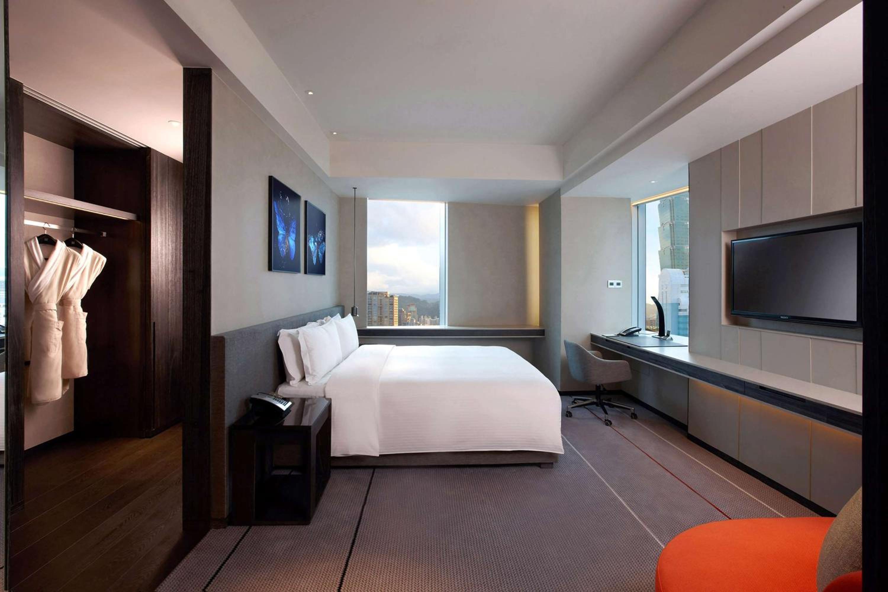 Premium King Room with Landmark View - Photo 2