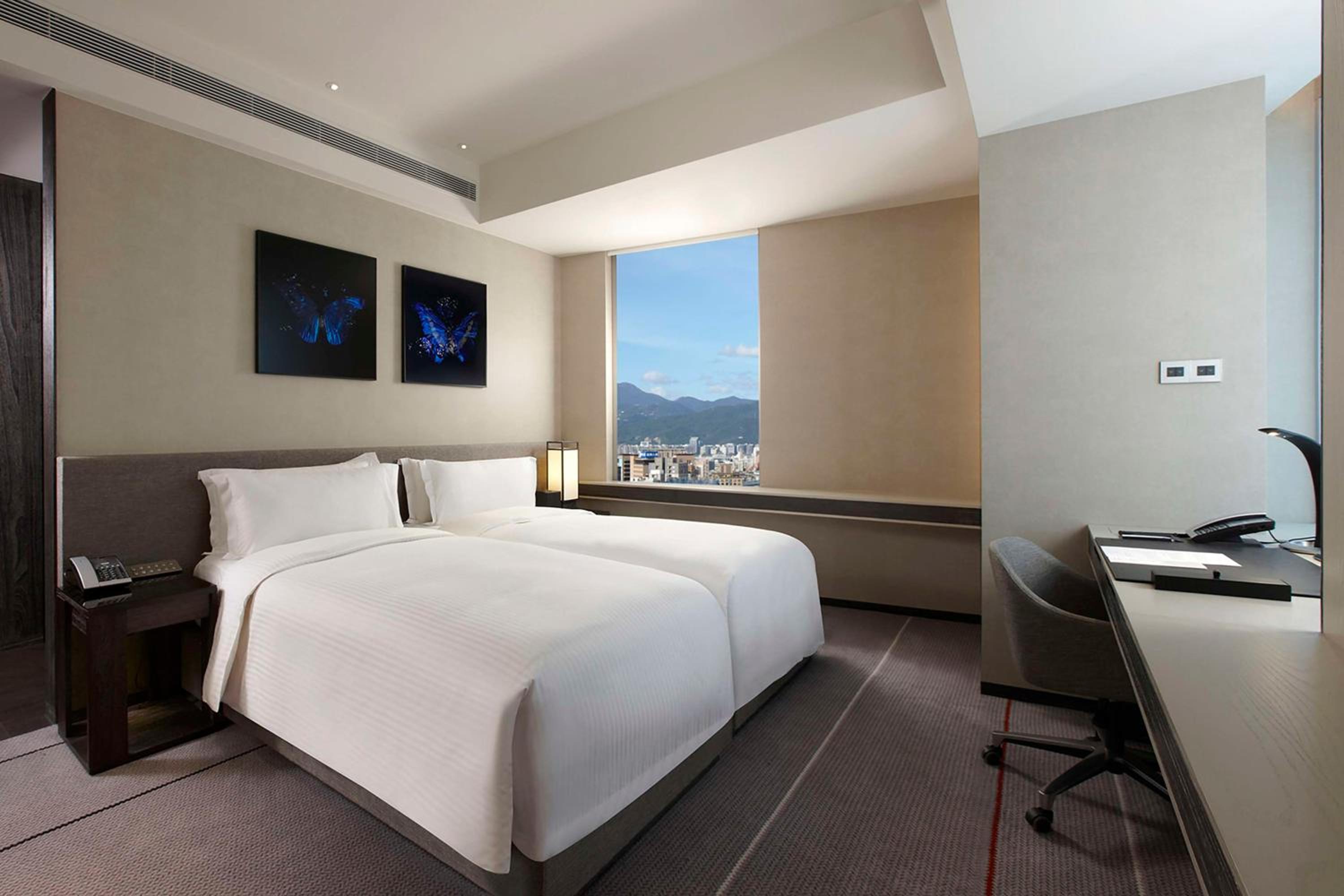 Premium King Room - Photo 3