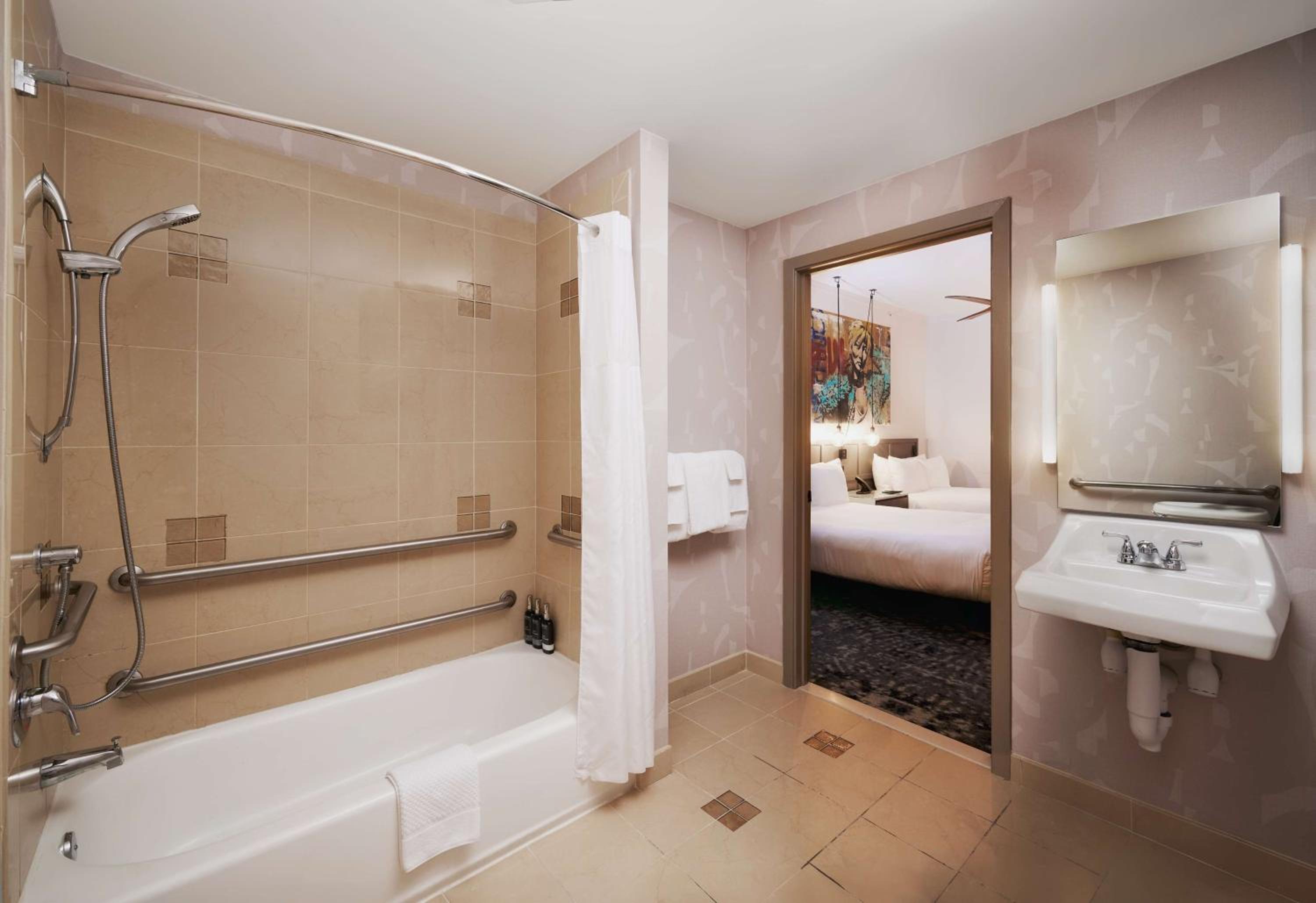 King Room with Bath Tub - Mobility and Hearing Access/Non-Smoking - Photo 2