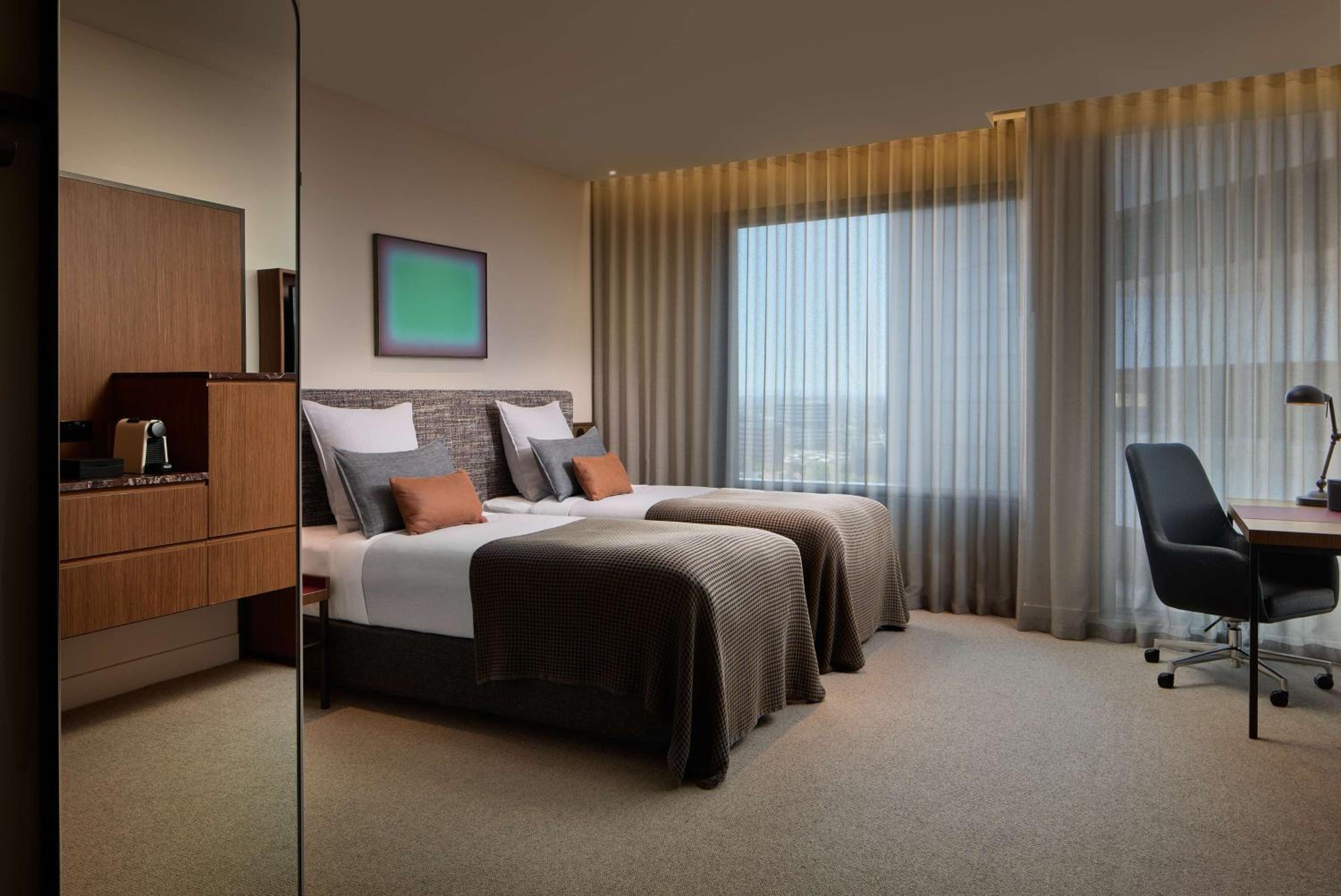 Twin Room with City View - Photo 2