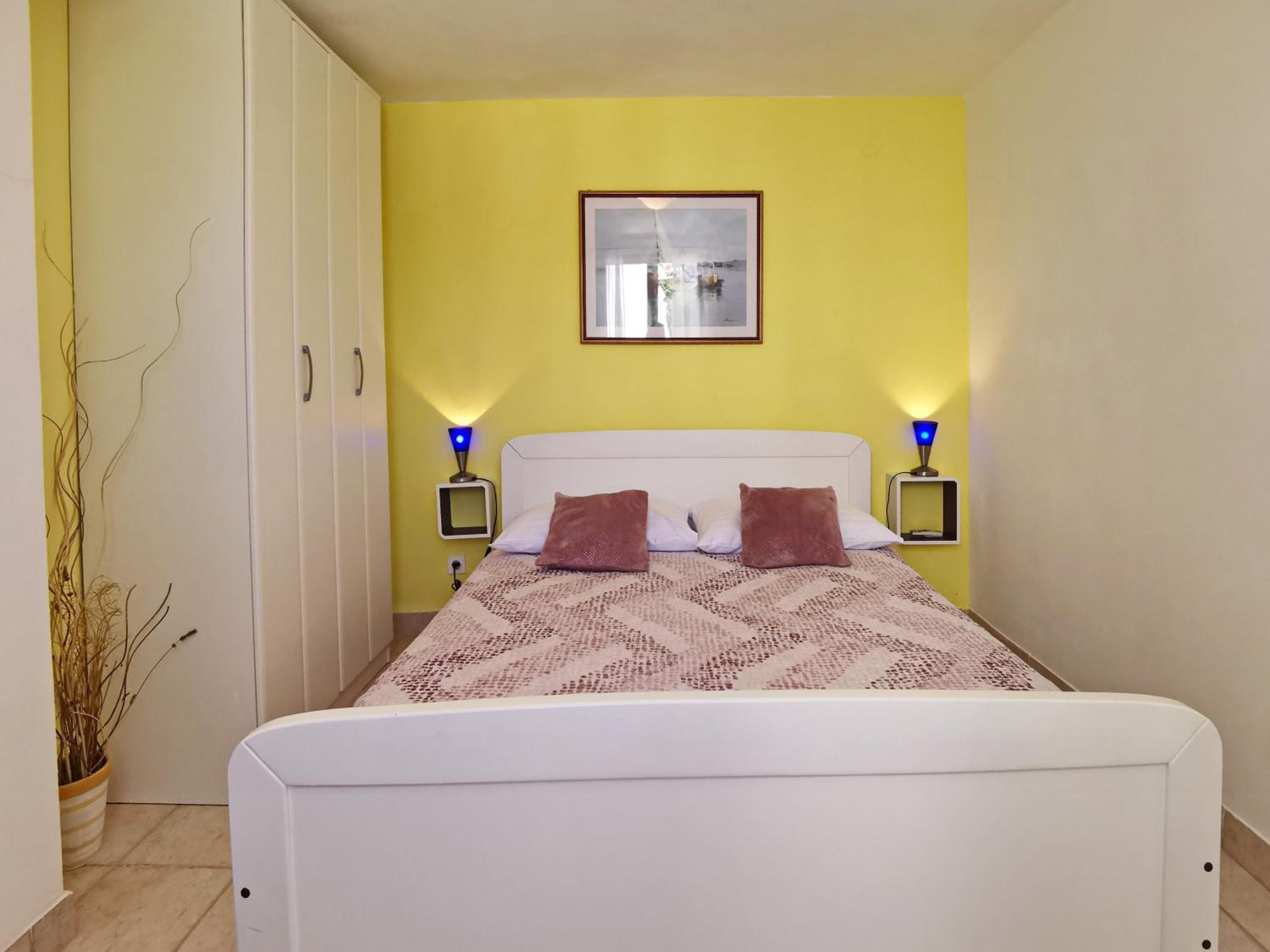 One-Bedroom Apartment with Terrace and Sea View photo 1