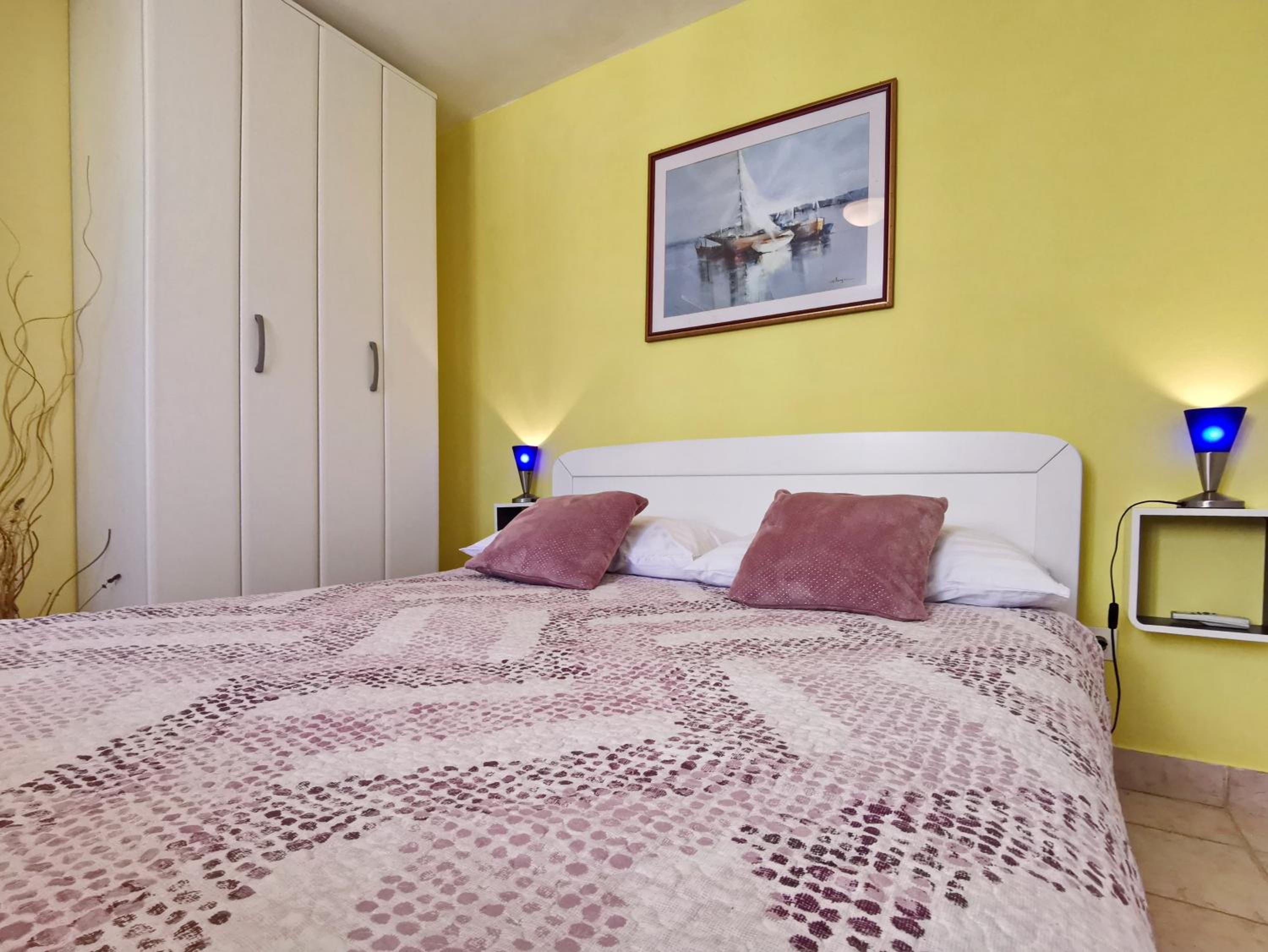 One-Bedroom Apartment with Terrace and Sea View photo 2