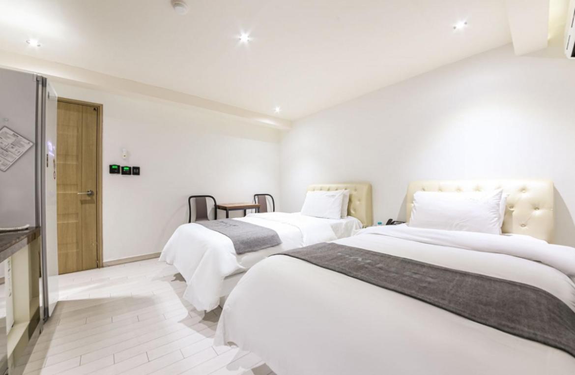 Twin Room - Photo 6