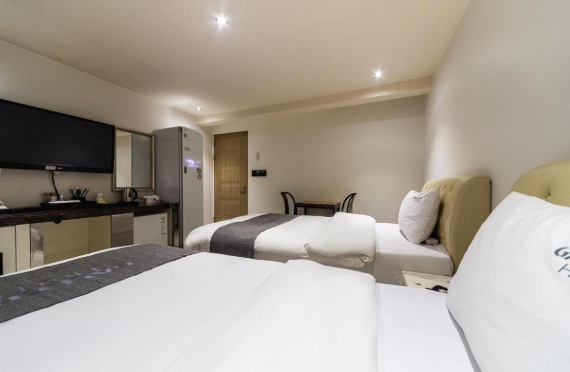 Twin Room - Photo 3