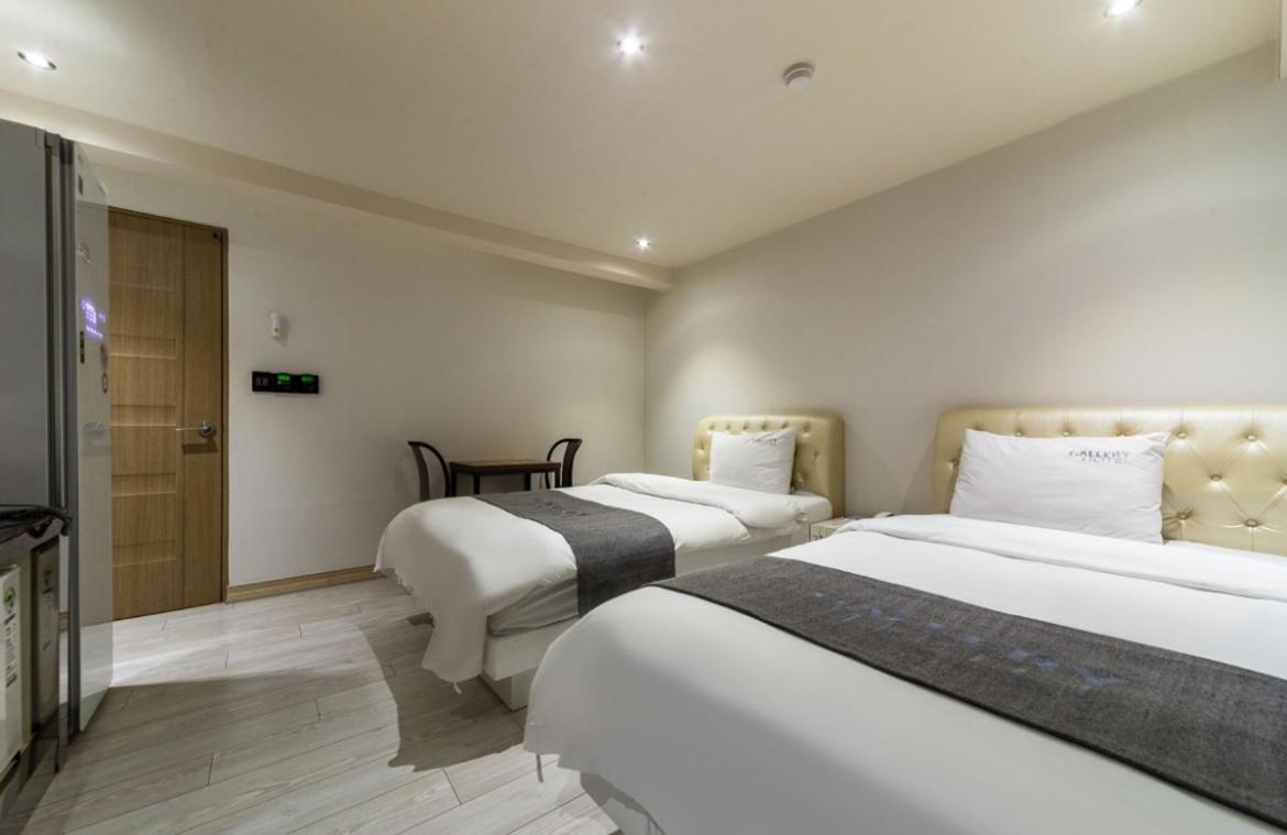 Twin Room - Photo 2