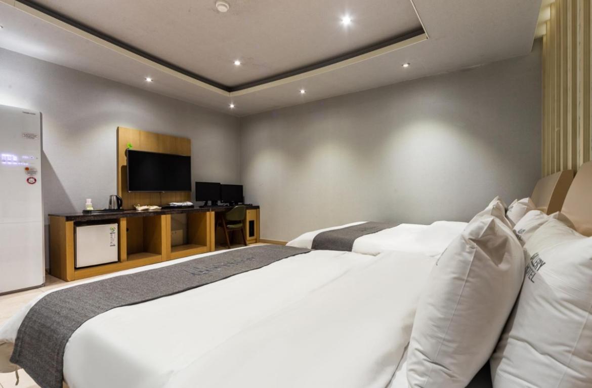 Family Room - Photo 7