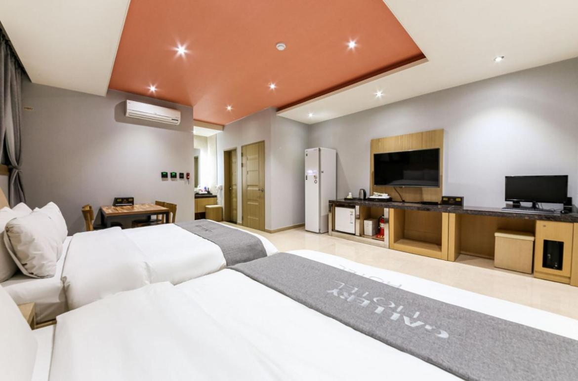 Family Room - Photo 2