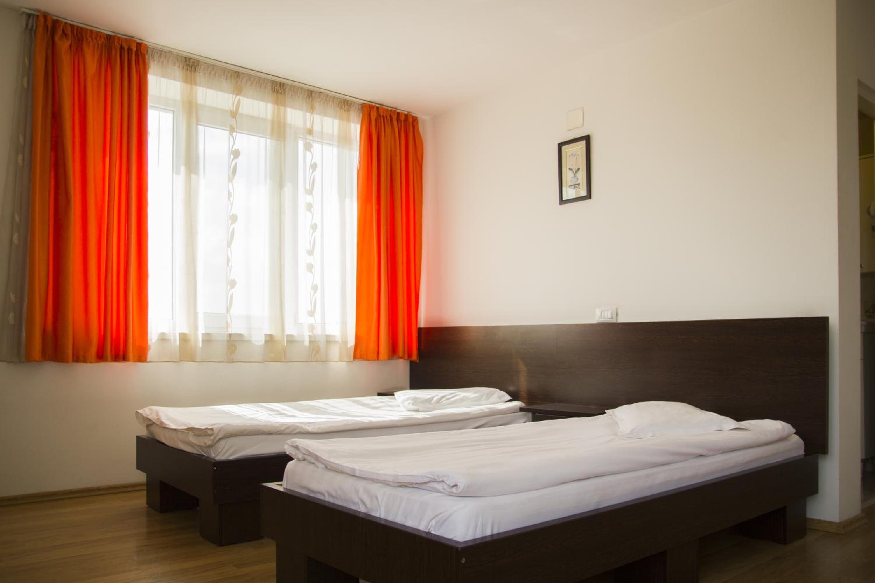 Twin Room - Photo 8