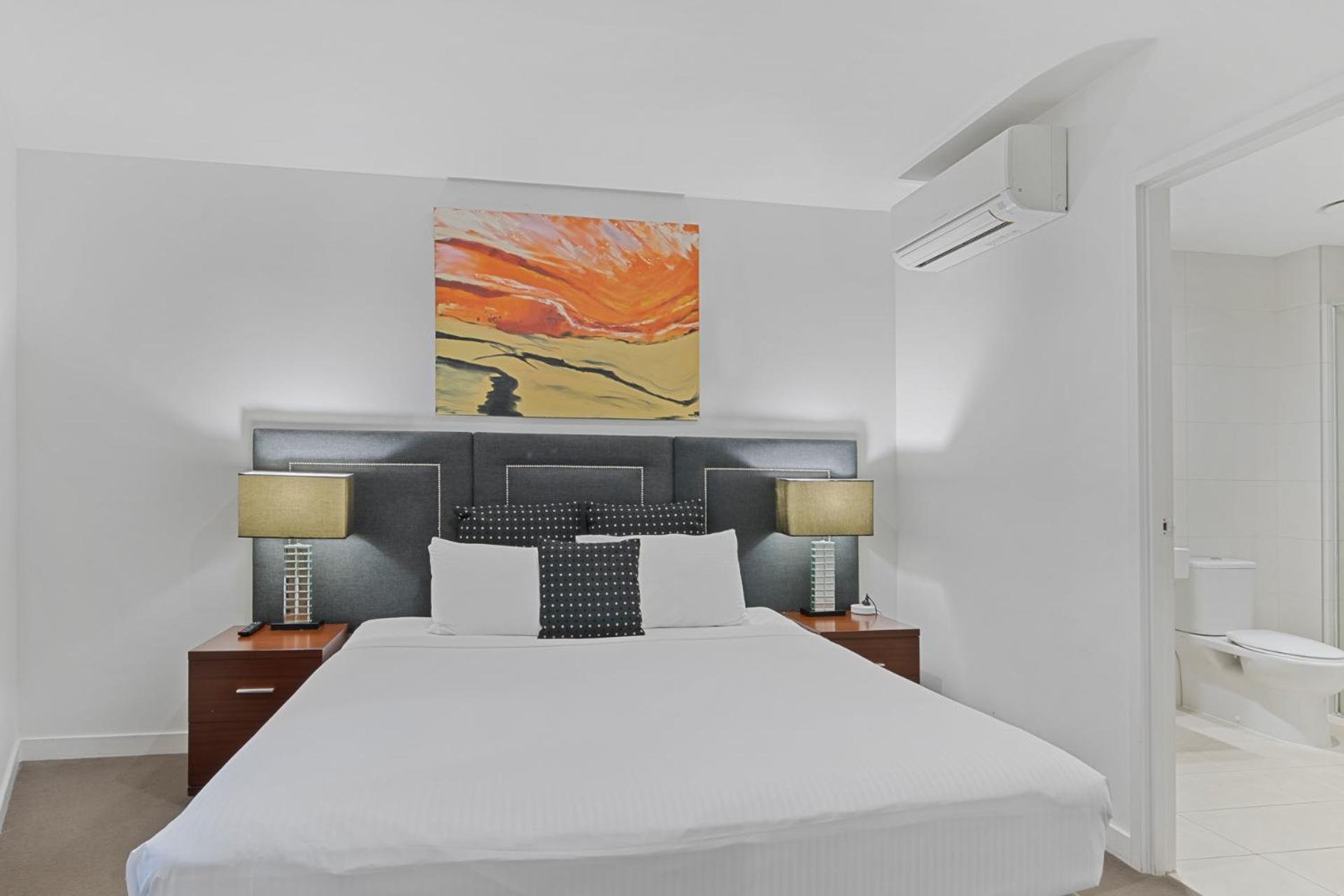 Two-Bedroom Apartment with One Queen Bed and One Double Bed photo 2