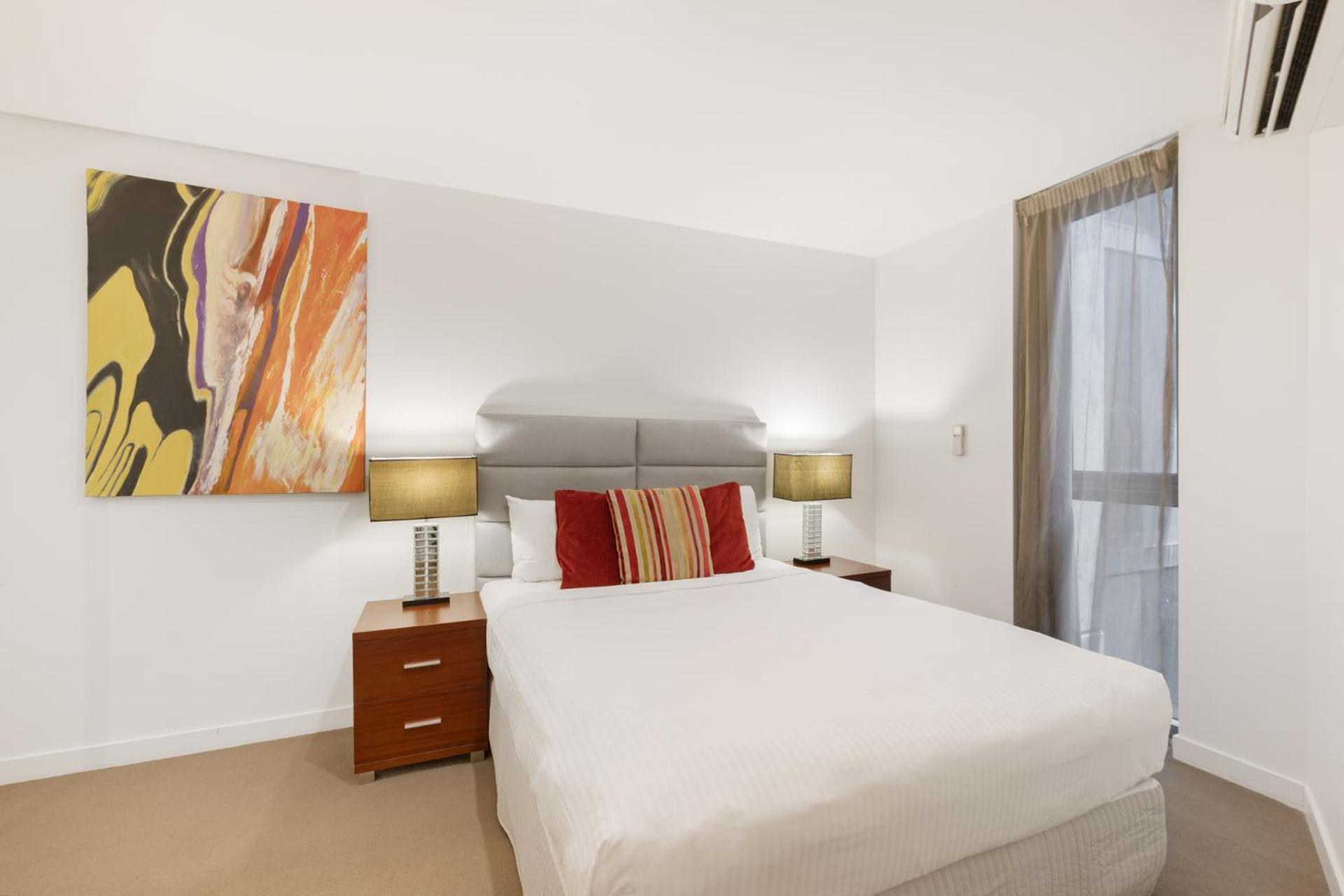 Two-Bedroom Apartment with One Queen Bed and One Double Bed photo 3