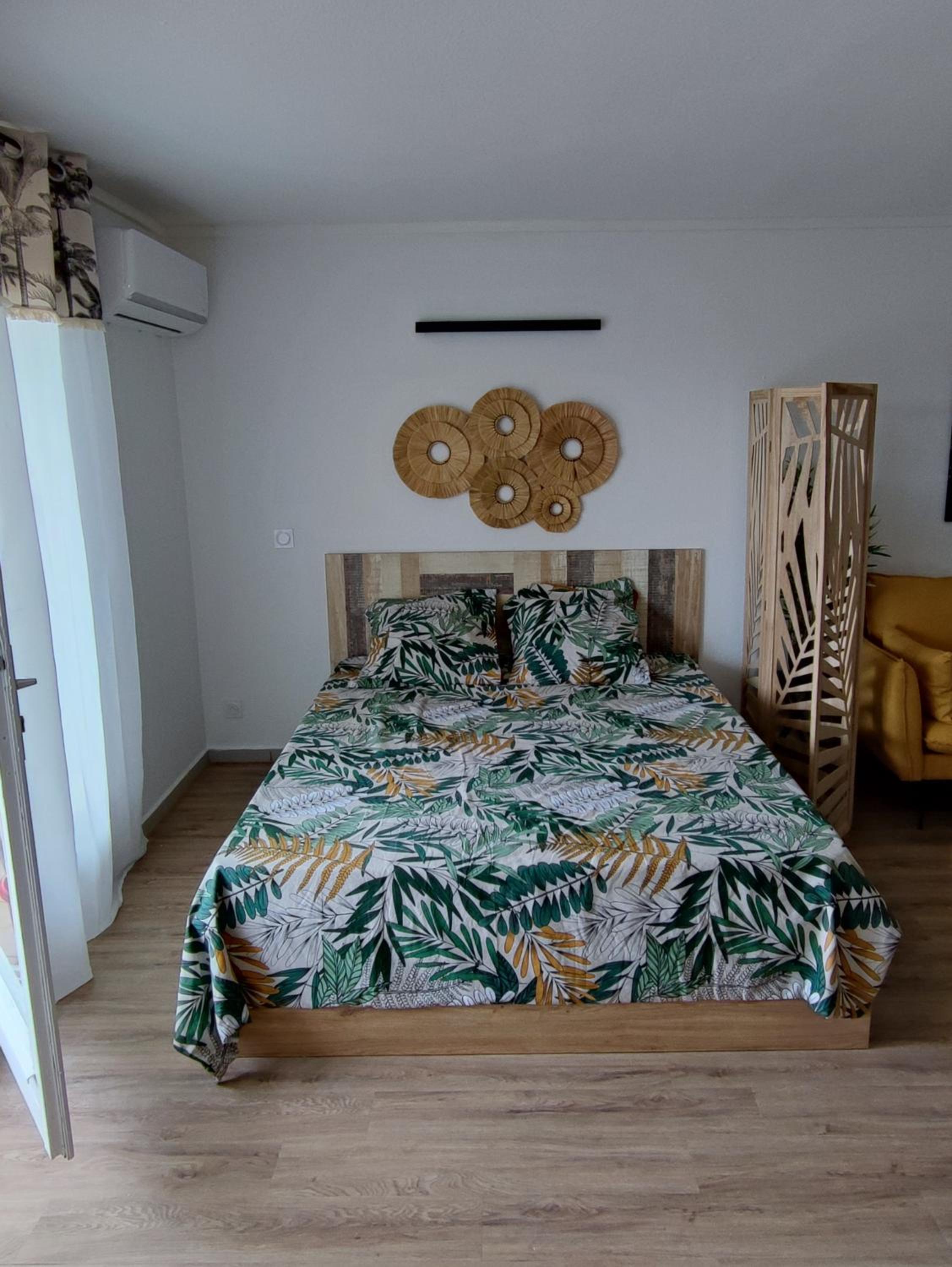 One-Bedroom Apartment photo 1