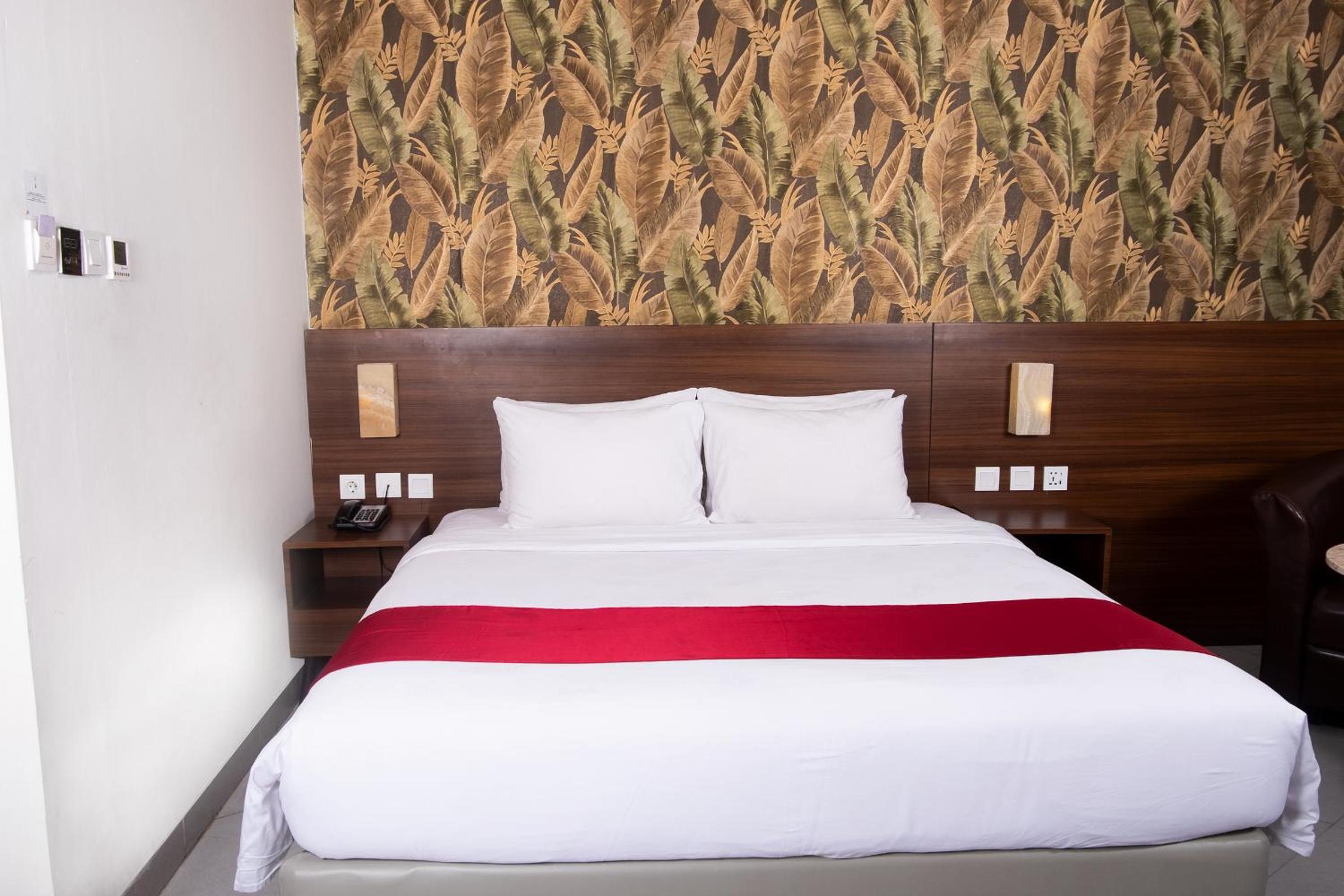 King Room with Lake View - Photo 4