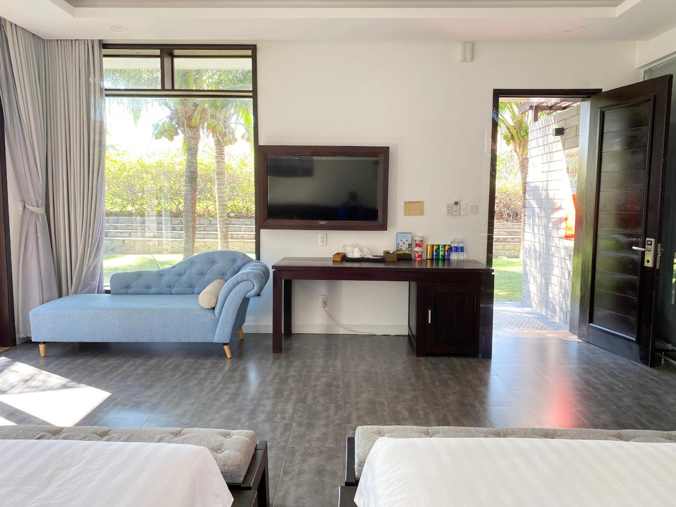 Bungalow with Pool View - Photo 5