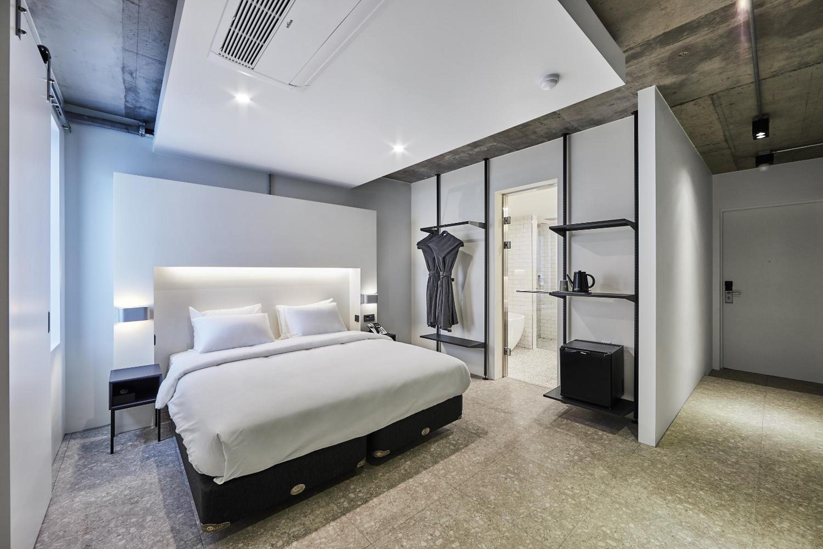 Deluxe Double Room - Photo 8