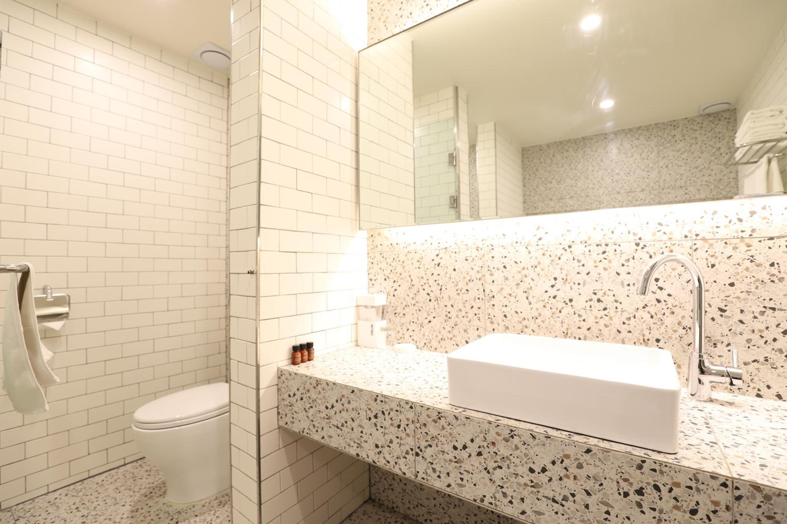 Suite - Photo 9
