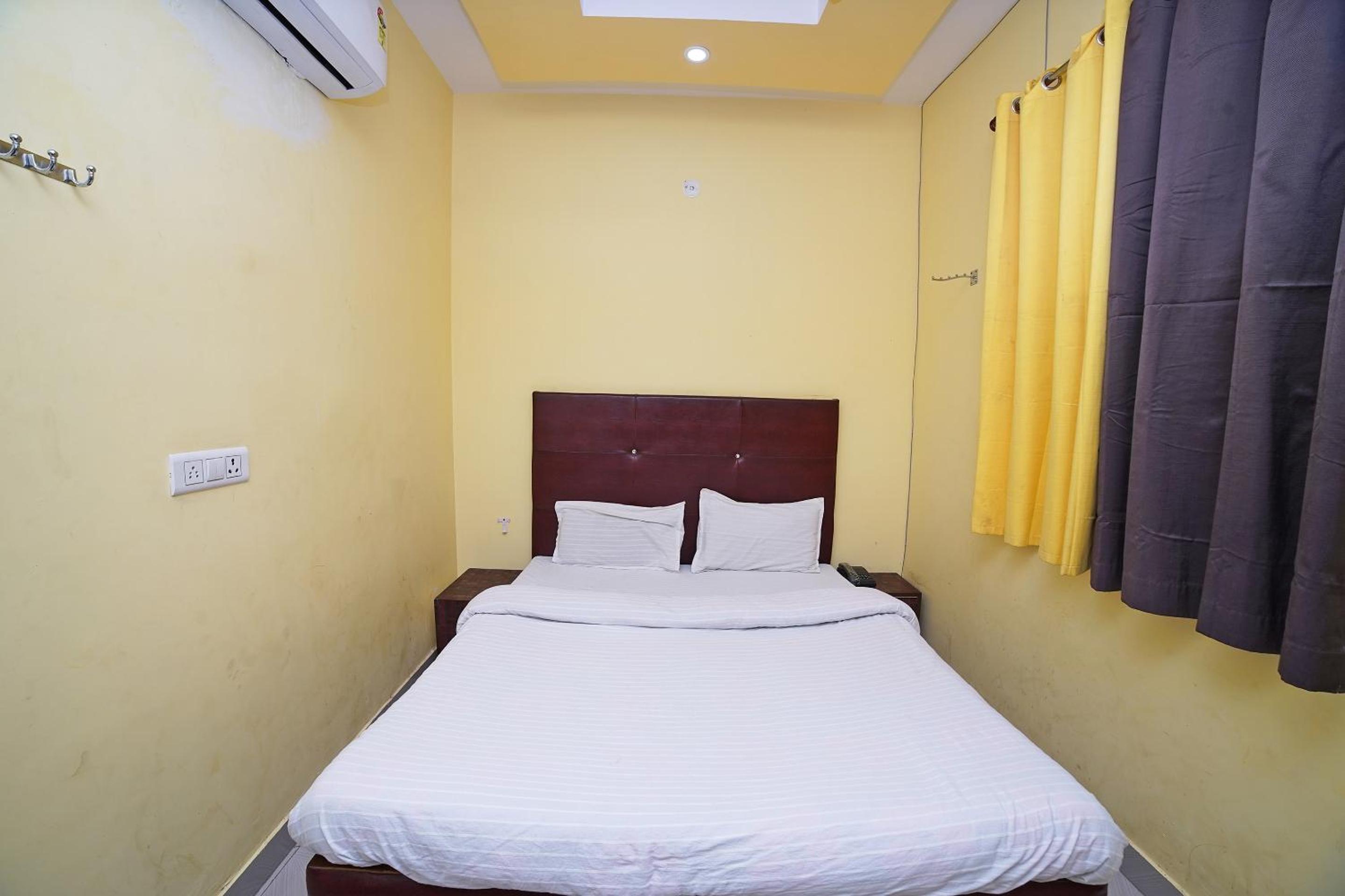 Standard Double Room with Fan - Photo 2