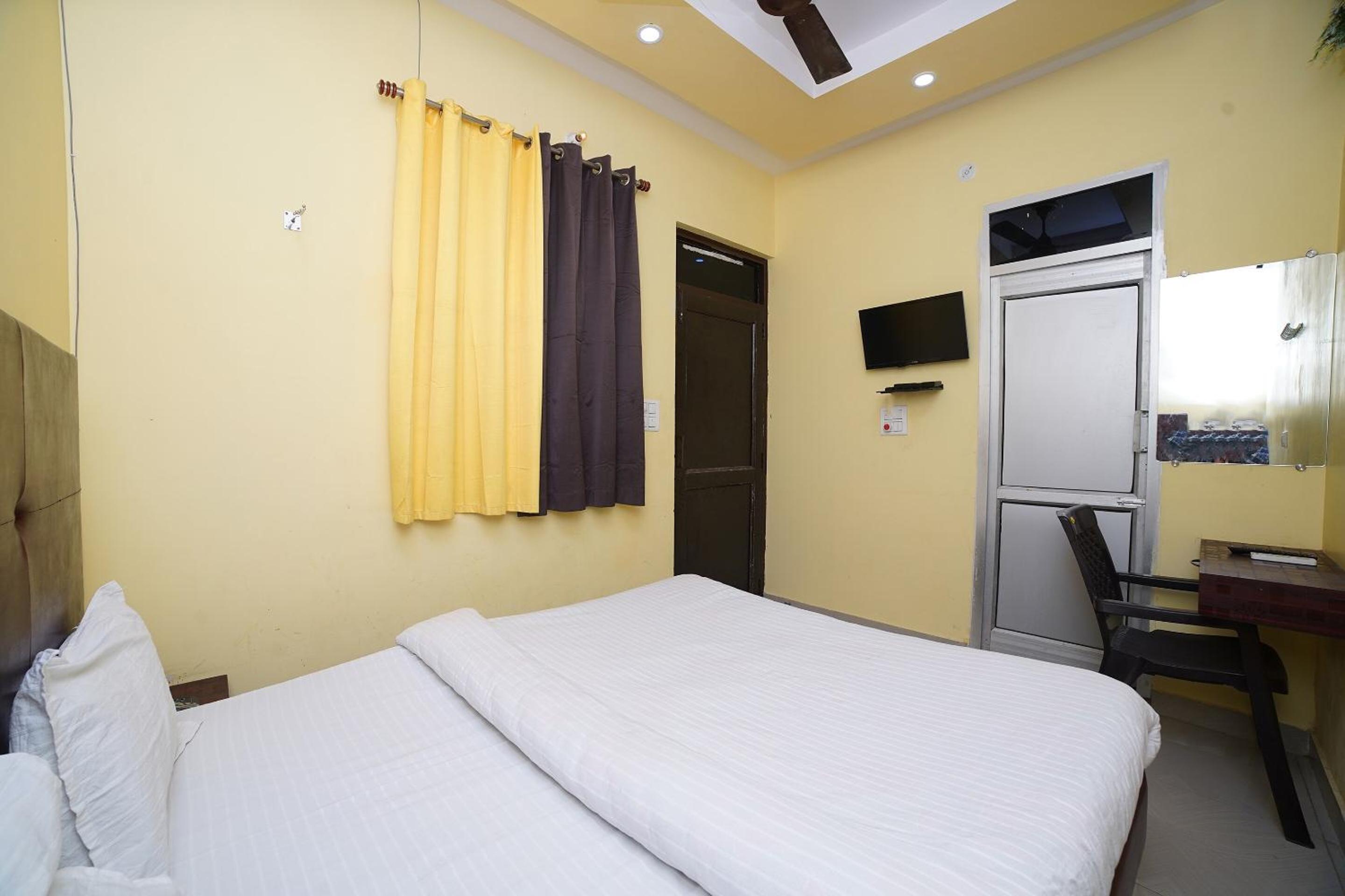 Standard Double Room with Fan - Photo 1