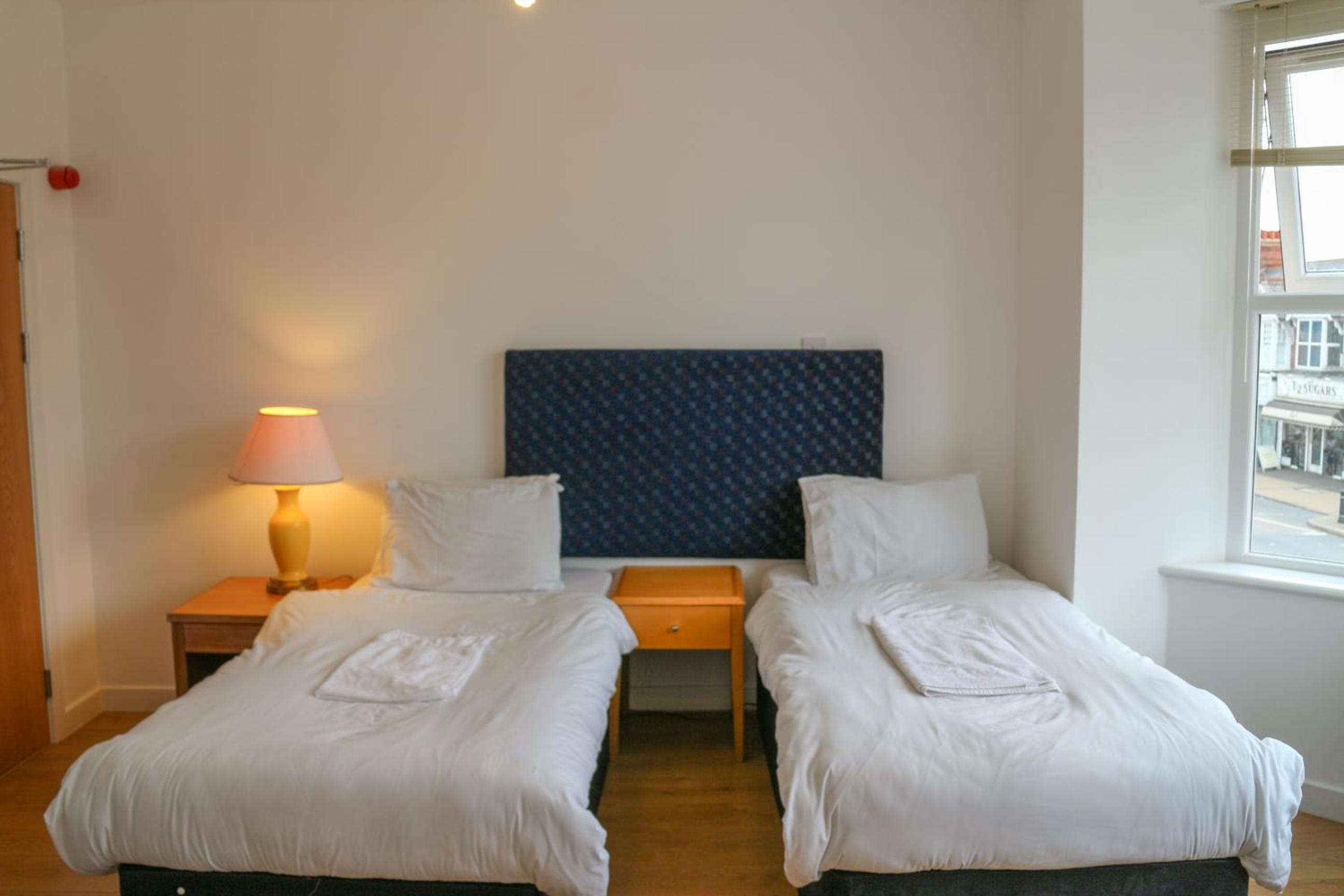 Twin Room with Private Bathroom - Photo 15