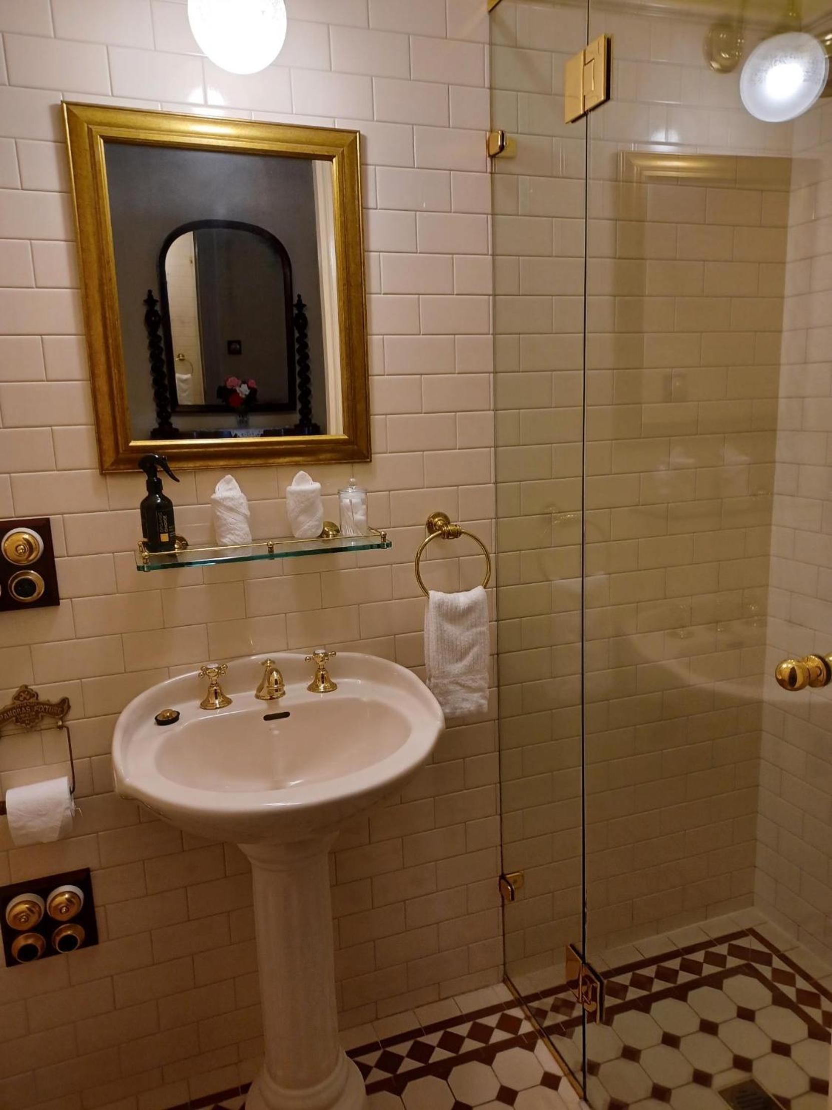 Standard Queen Room photo 2