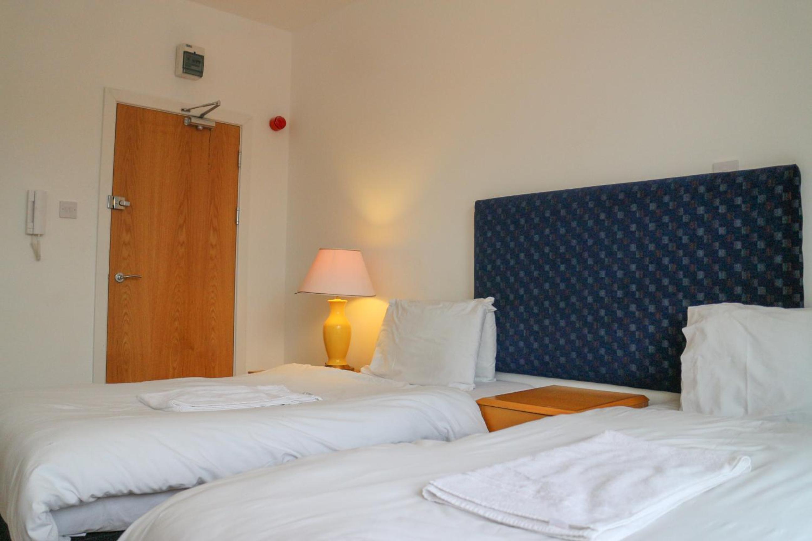 Twin Room with Private Bathroom - Photo 14