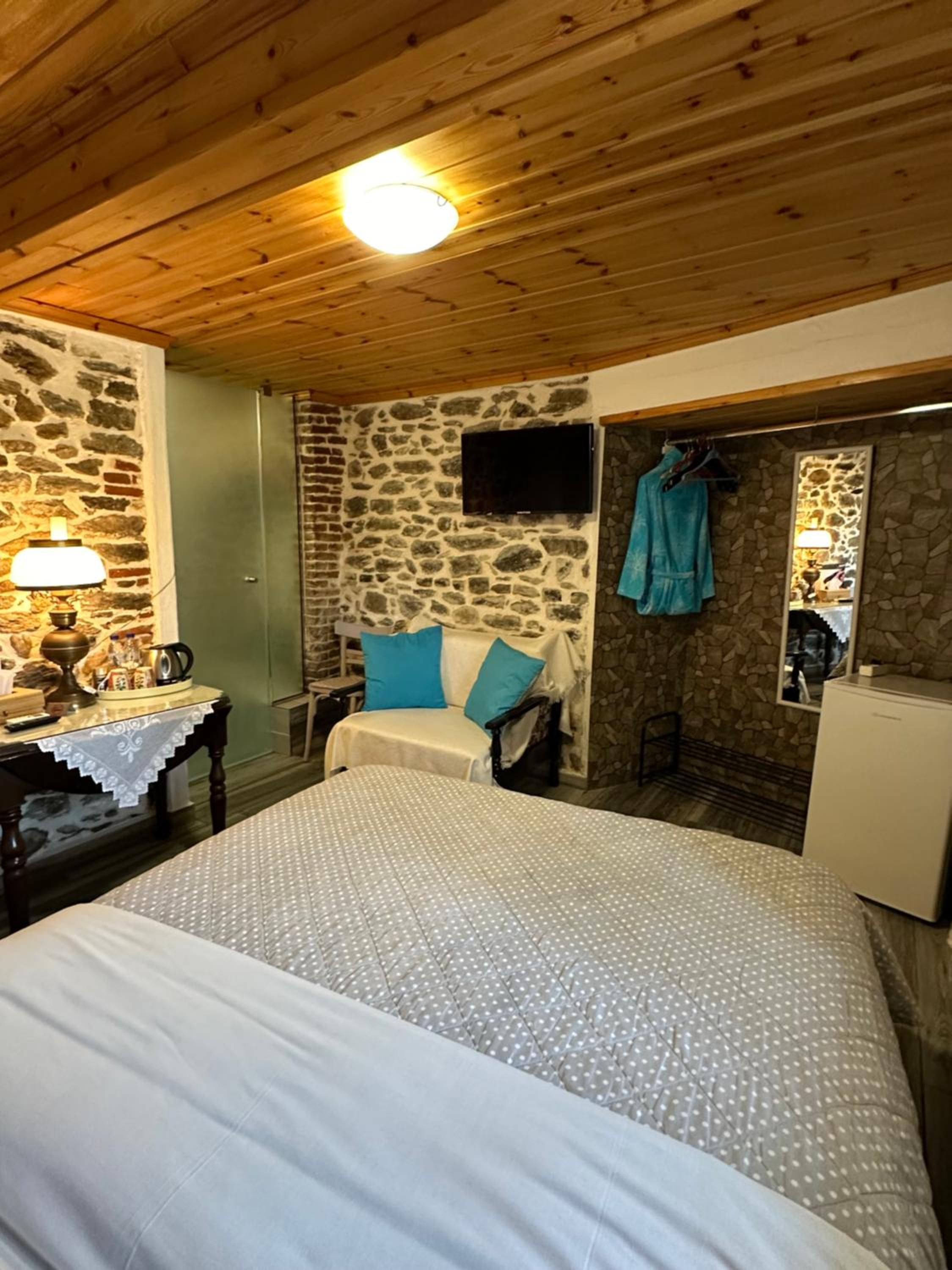 Double Room with Private Bathroom - Photo 10