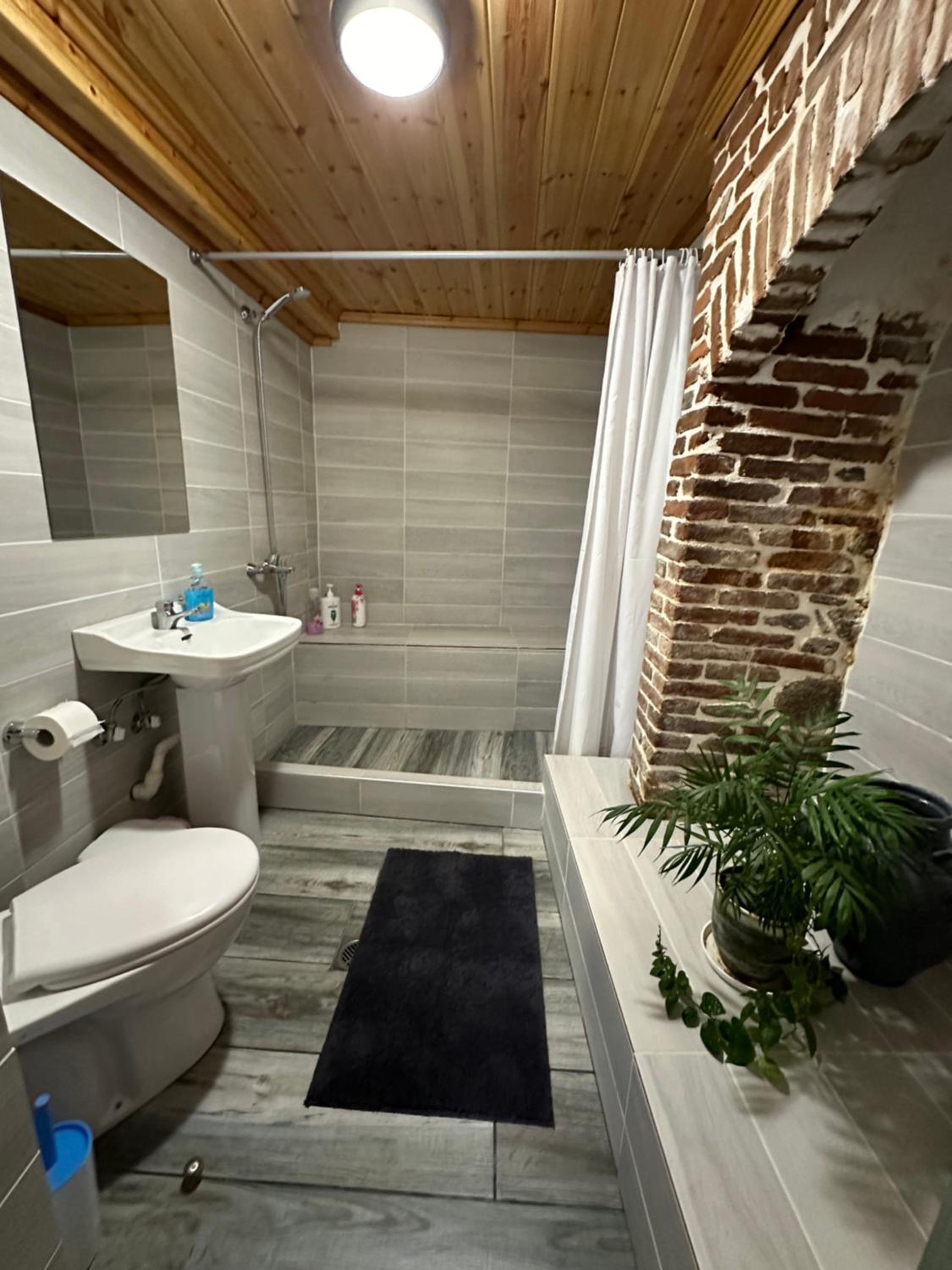 Double Room with Private Bathroom - Photo 2