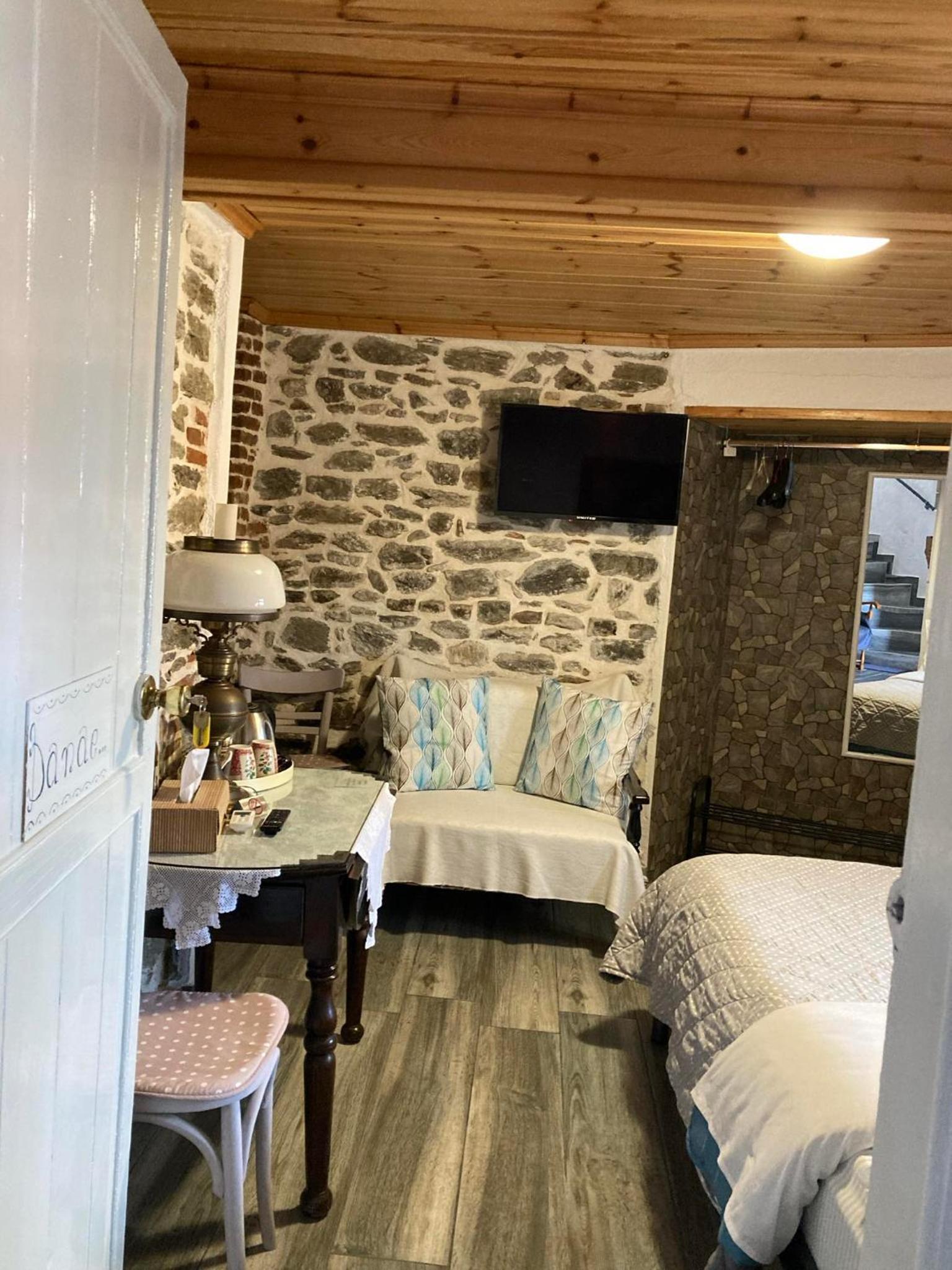 Double Room with Private Bathroom - Photo 8