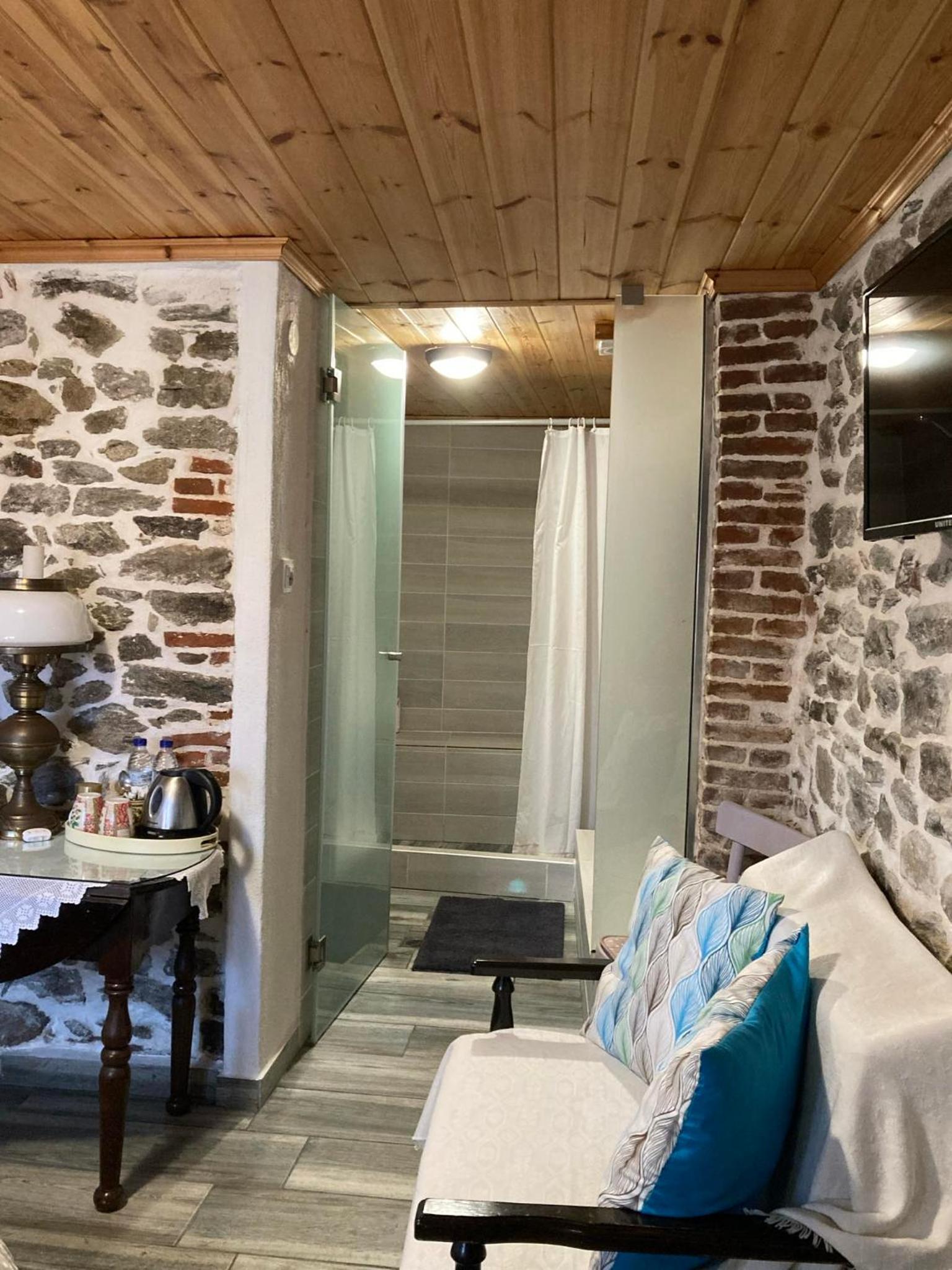 Double Room with Private Bathroom - Photo 11