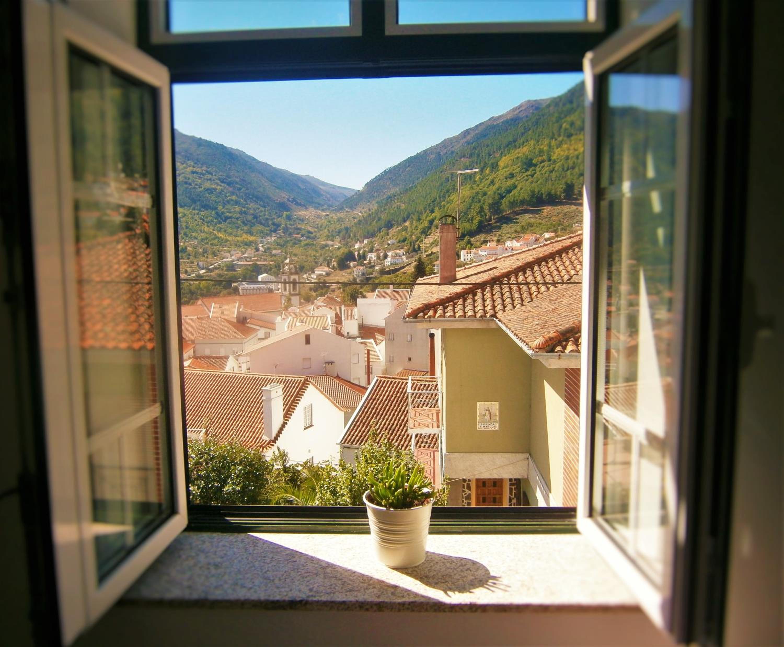 Apartment with Mountain View - Photo 13