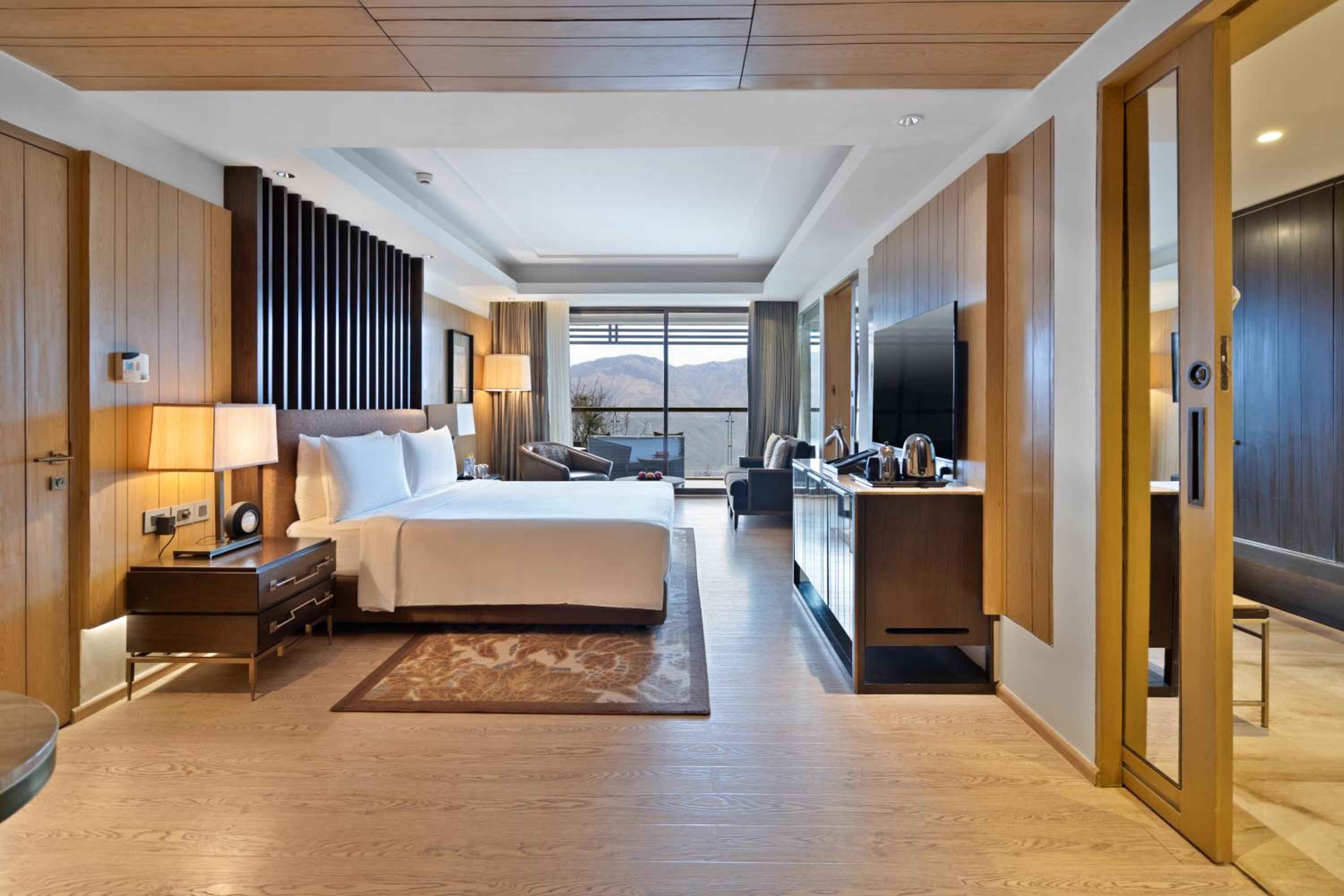 1 King Bed, Studio Suite - Enjoy INR 1,000 Signature Resort Credit per stay photo 3