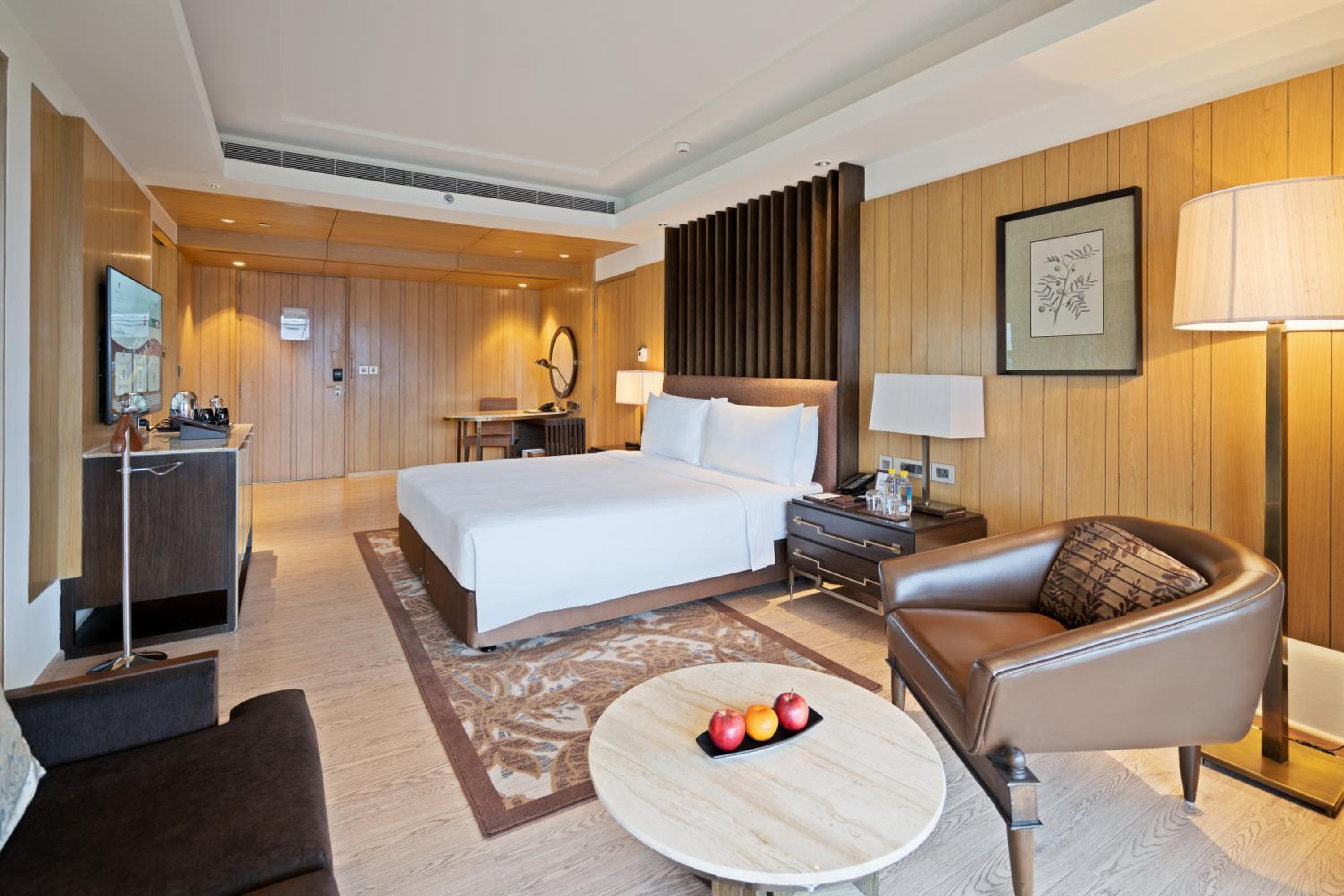 1 King Bed, Studio Suite - Enjoy INR 1,000 Signature Resort Credit per stay photo 2
