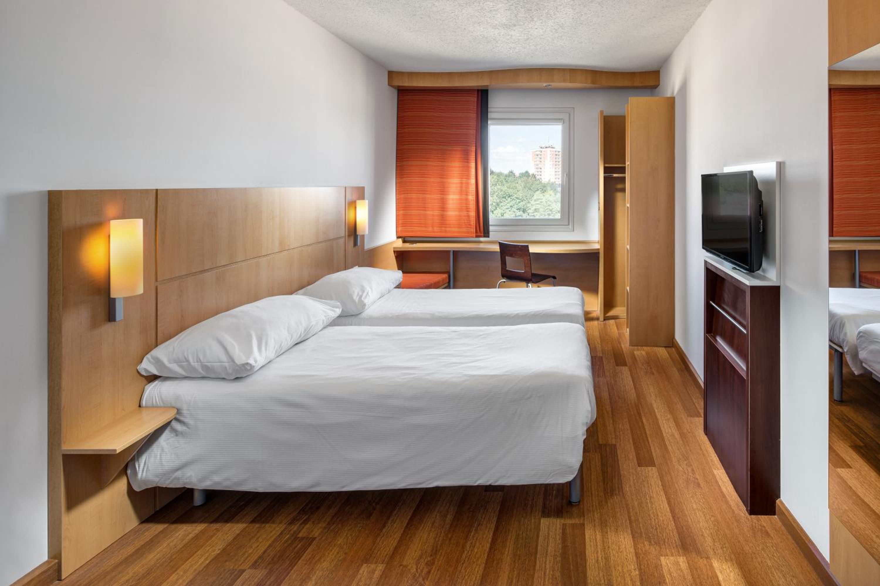 Standard Room with 2 Single Beds - Photo 1