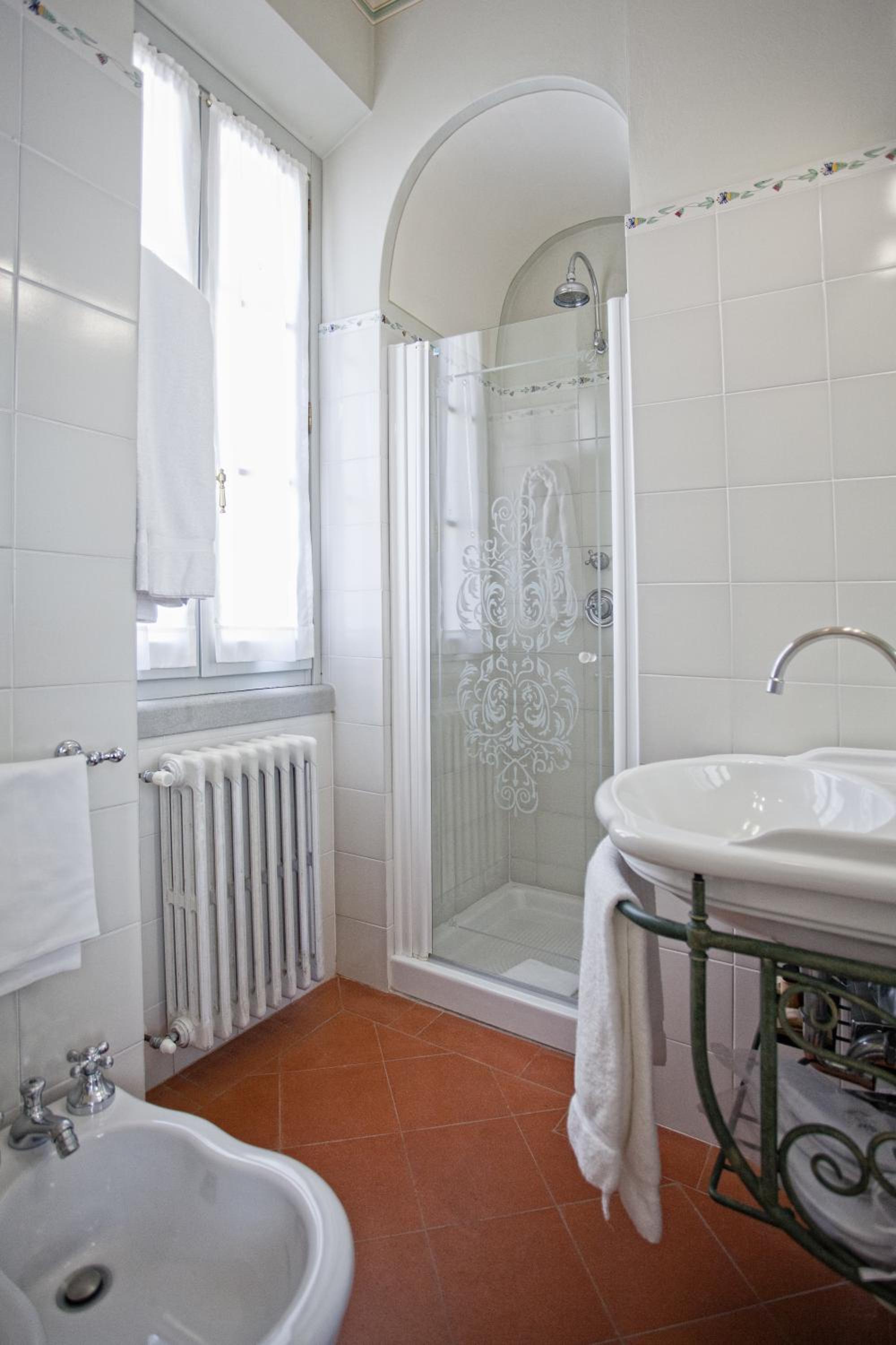 Small Queen Room - Photo 5