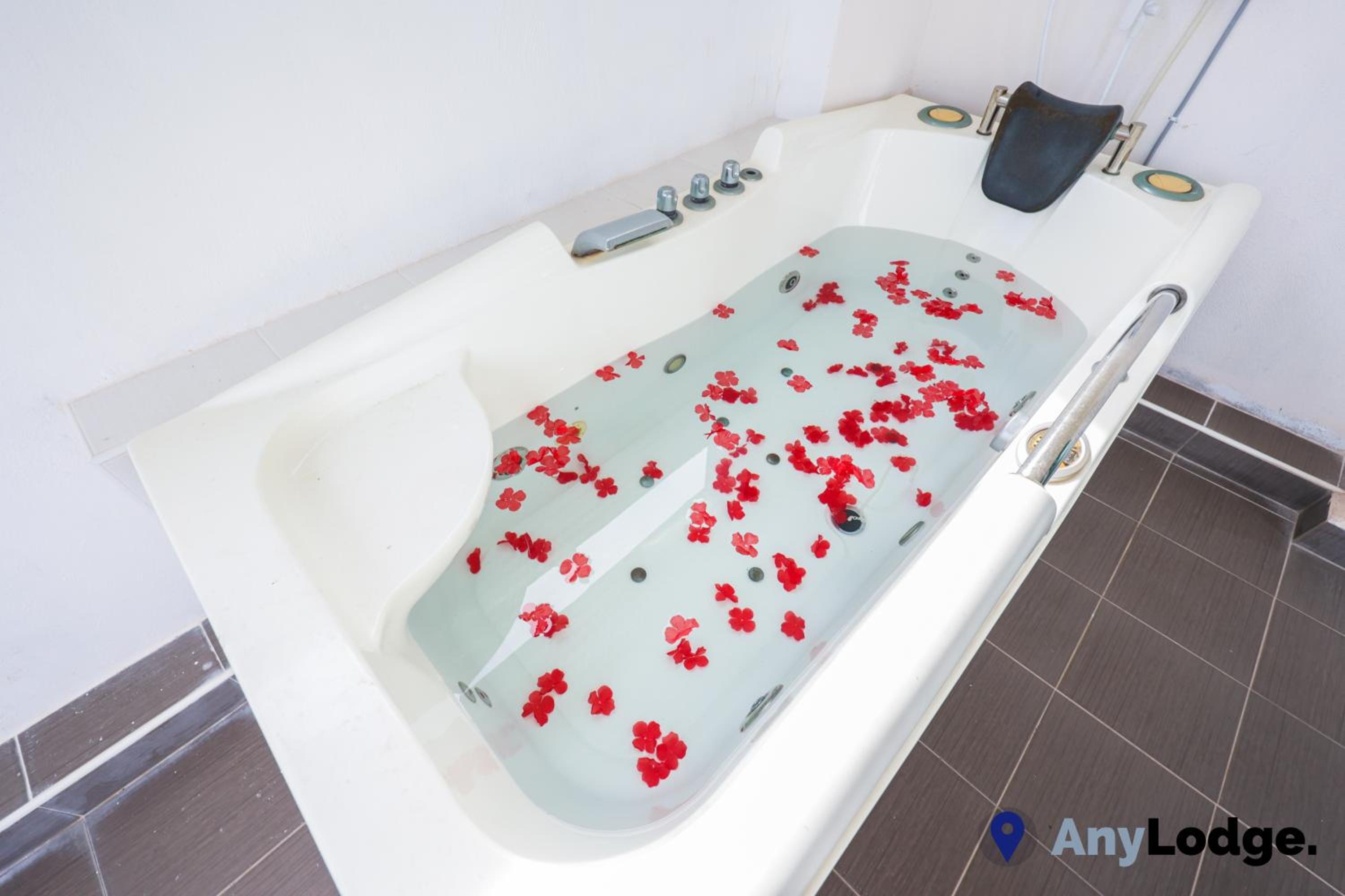 King Suite with Spa Bath - Photo 5