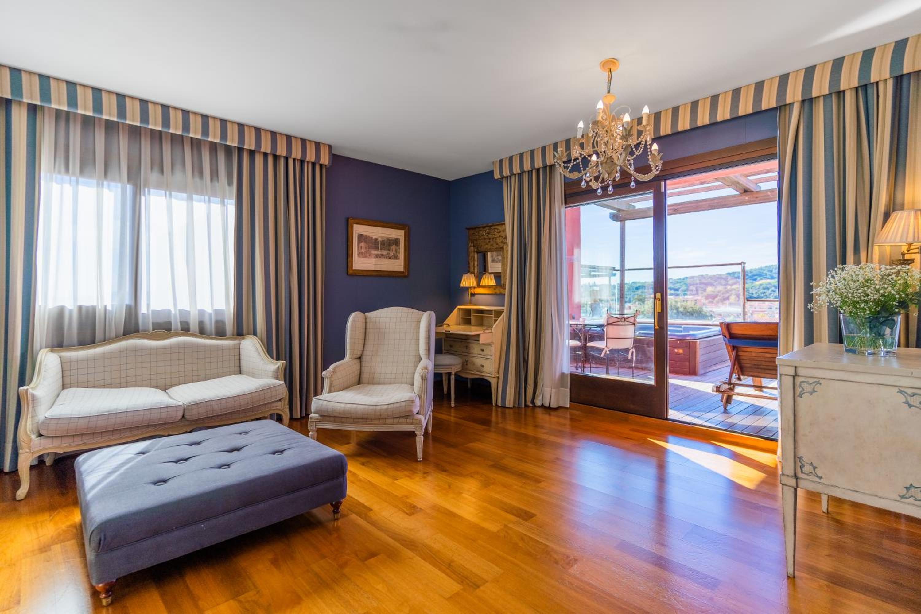 Suite with Private Jacuzzi photo 3
