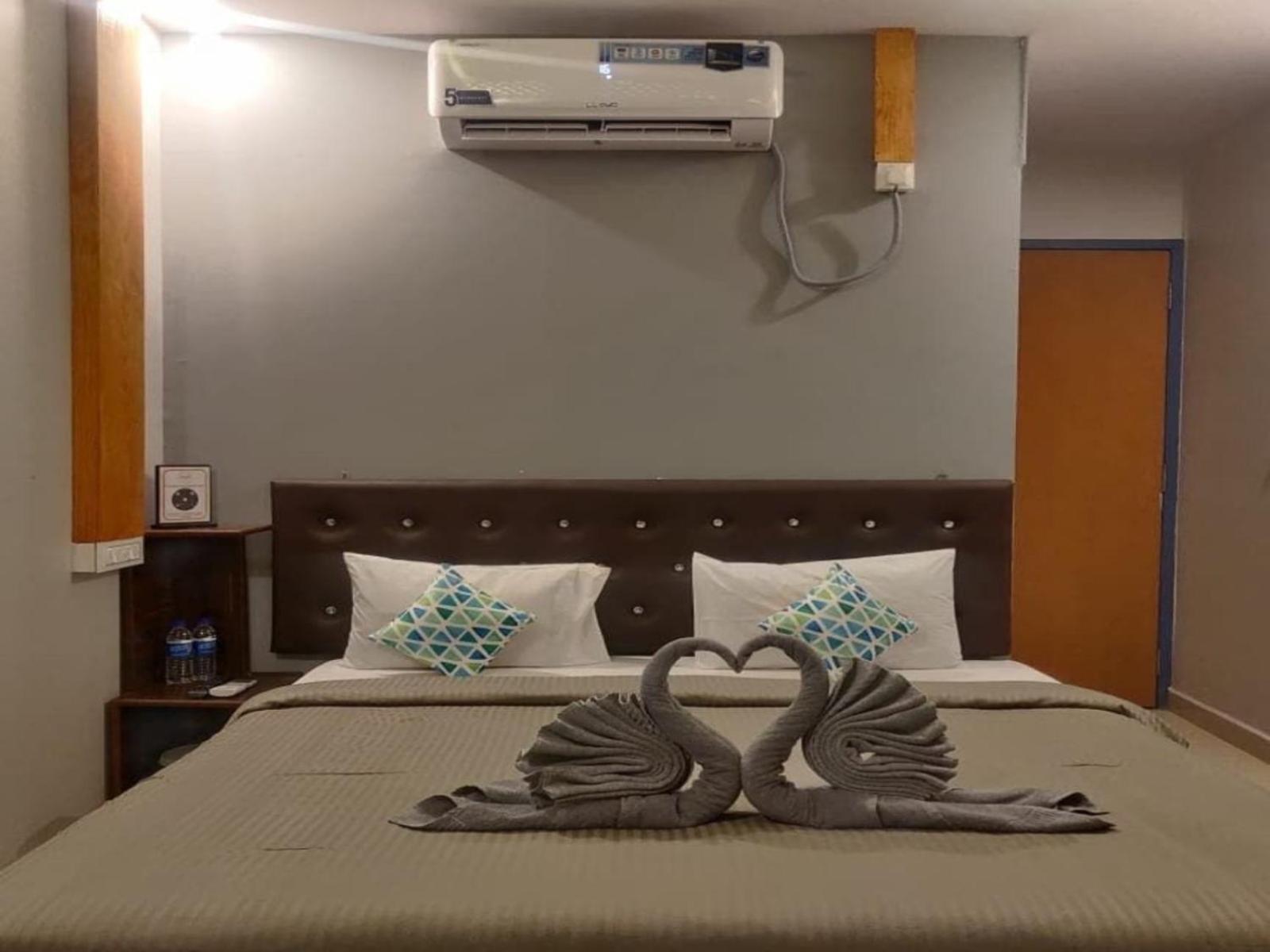 Deluxe Double Room with Balcony photo 3