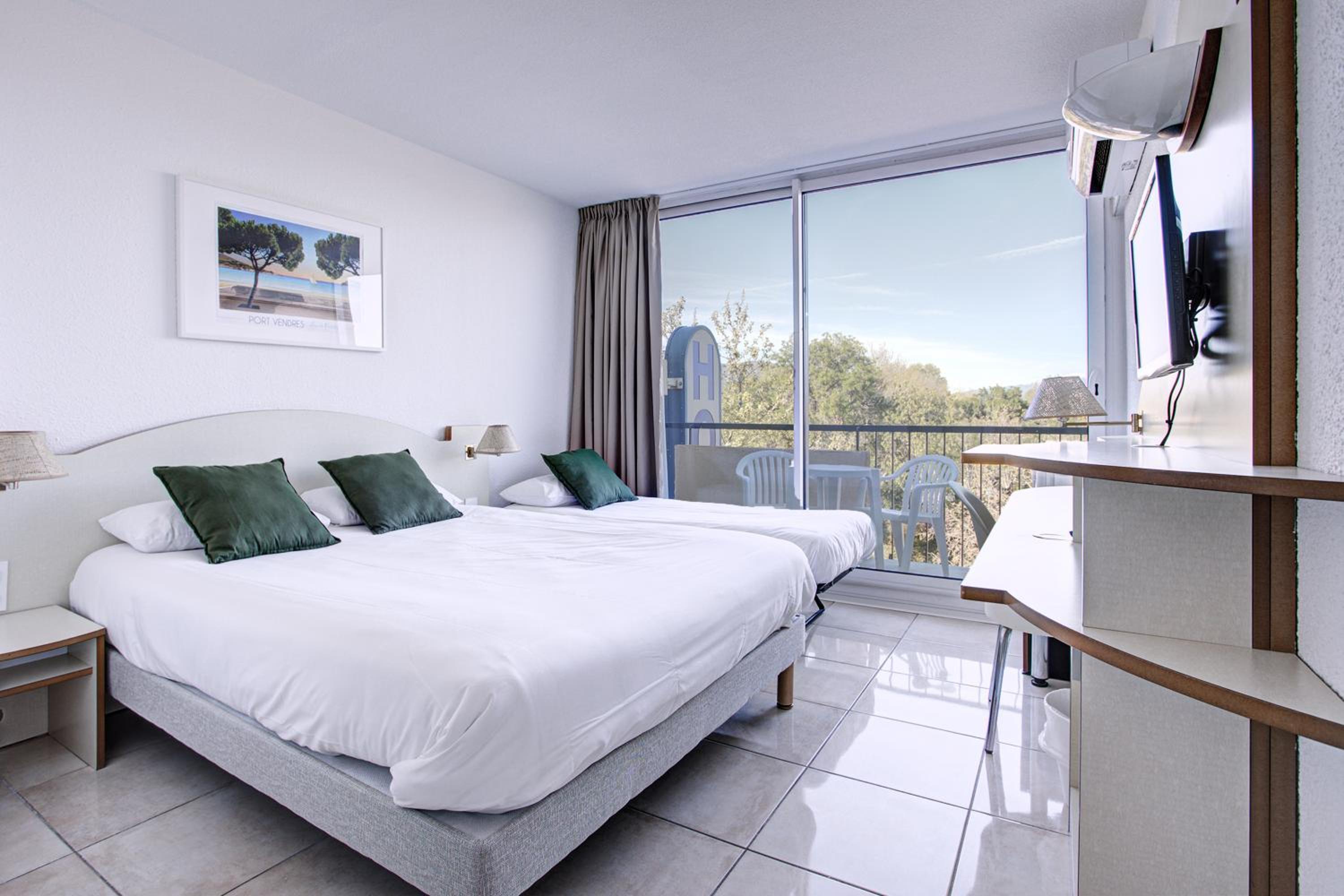 Comfort Triple Room with Balcony and Air Conditioning - Mountain View or Sea Side photo 1